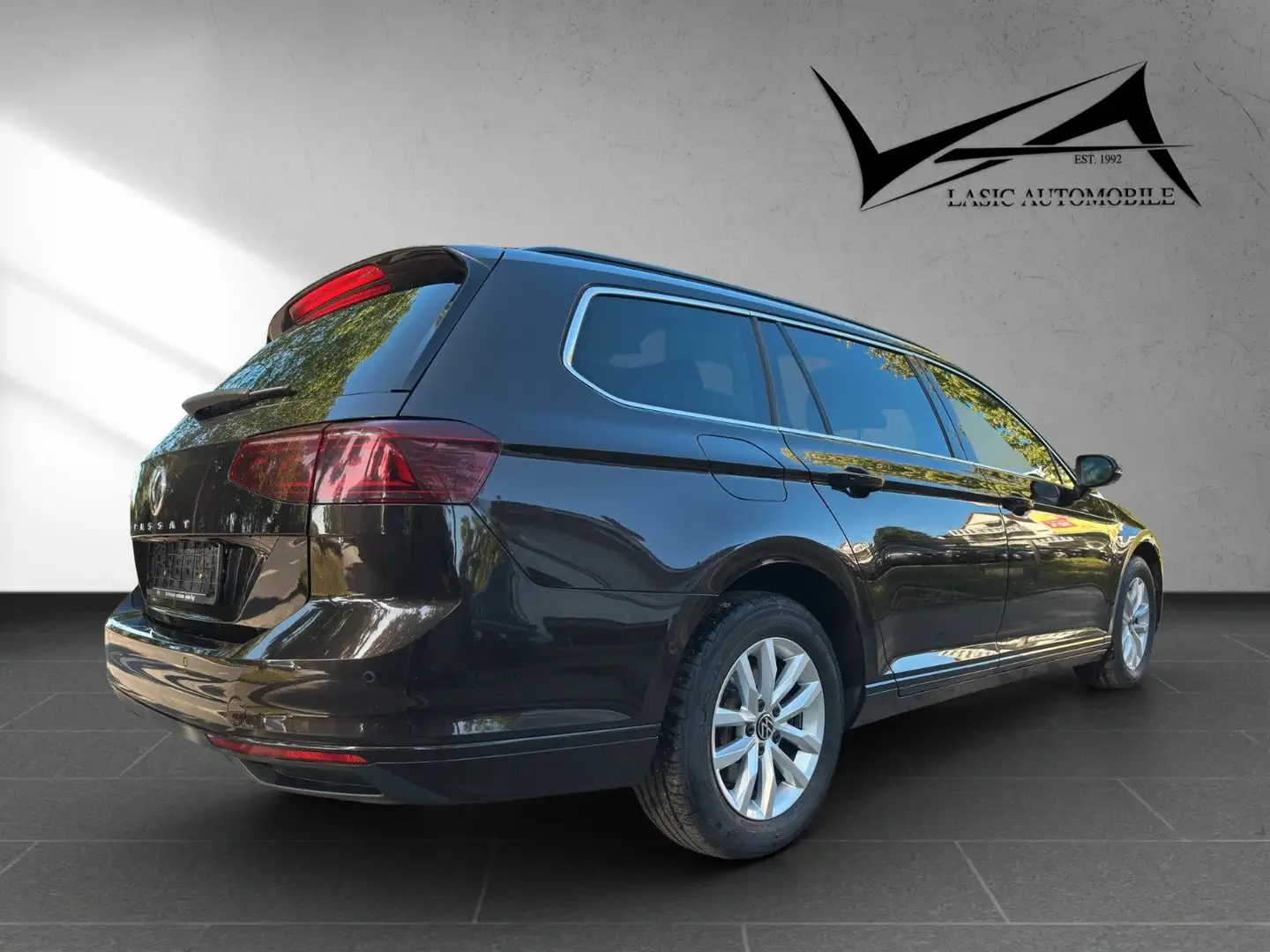 Volkswagen Passat Variant Business 2.0 TDI DSG Pano Bruin - 2