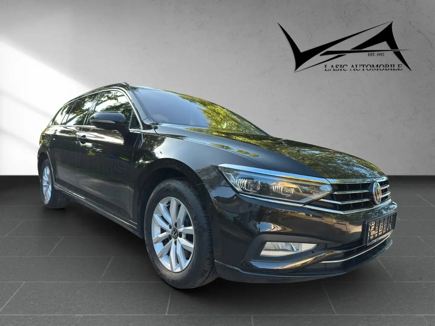 Volkswagen Passat Variant Business 2.0 TDI DSG Pano Bruin - 1