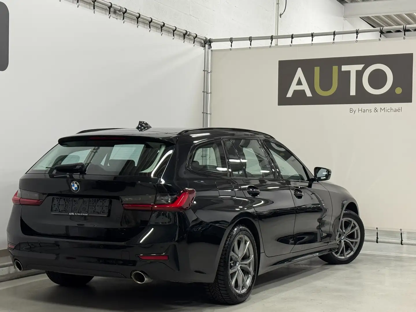 BMW 318 318iA Touring Sportline *LEDER*ZETELVERW*CARPLAY* Black - 2