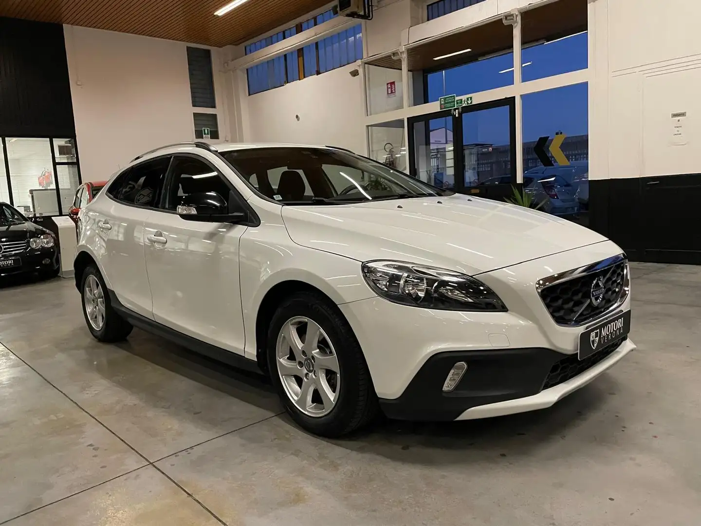 Volvo V40 Cross Country V40 II 2012 Cross Country 1.6 d2 Kinetic Weiß - 2