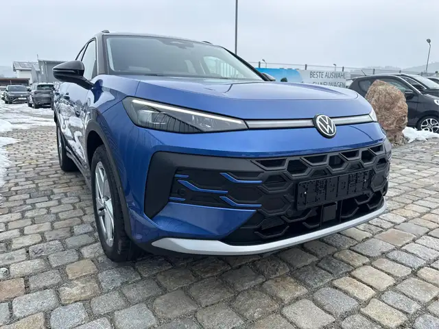 Volkswagen T-Roc view 3