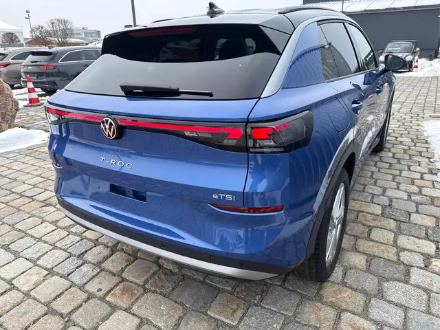 Volkswagen T-Roc view 2