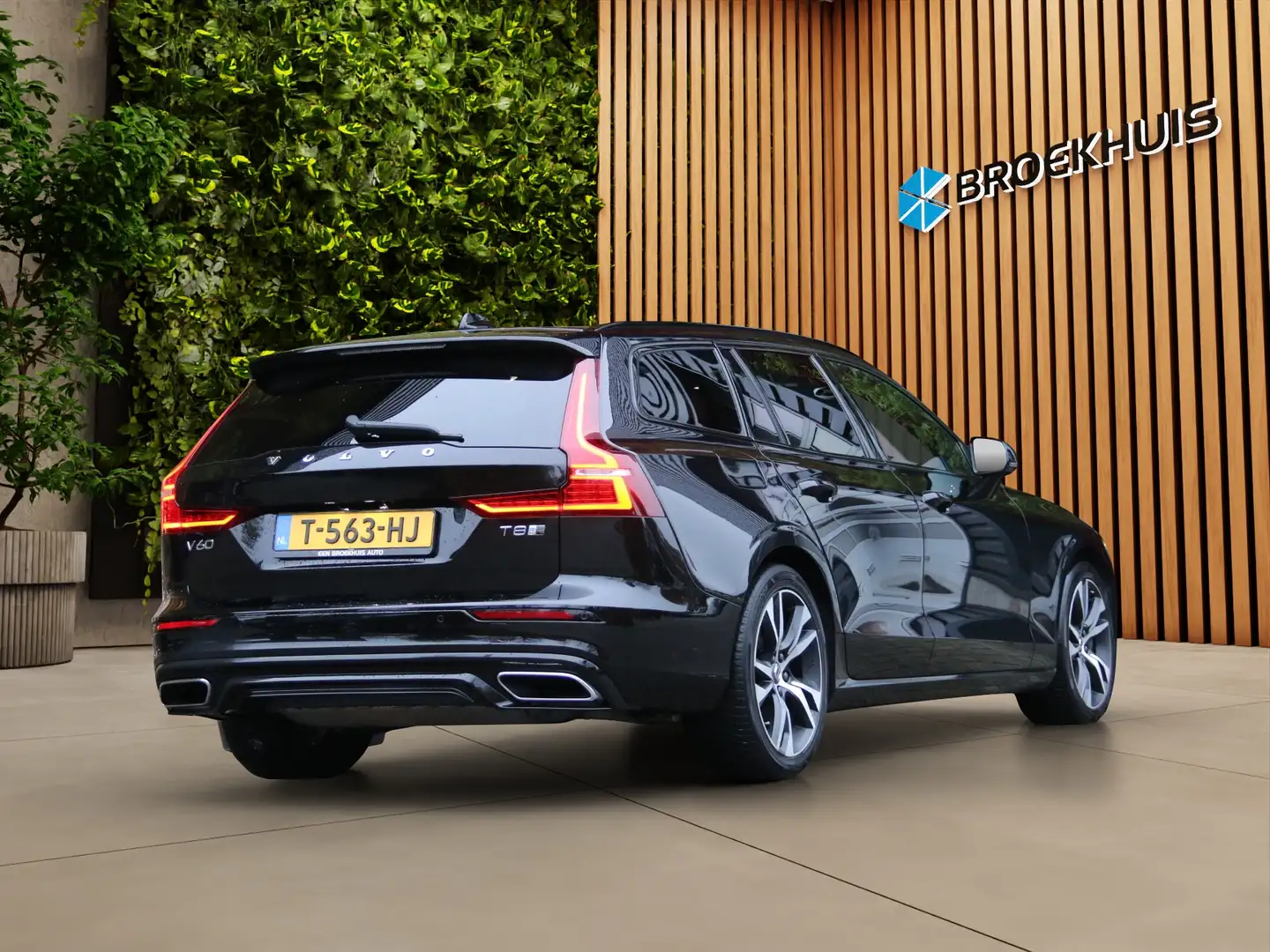 Volvo V60 2.0 T8 Twin Engine AWD R-Design | Panoramadak | Ha Zwart - 2