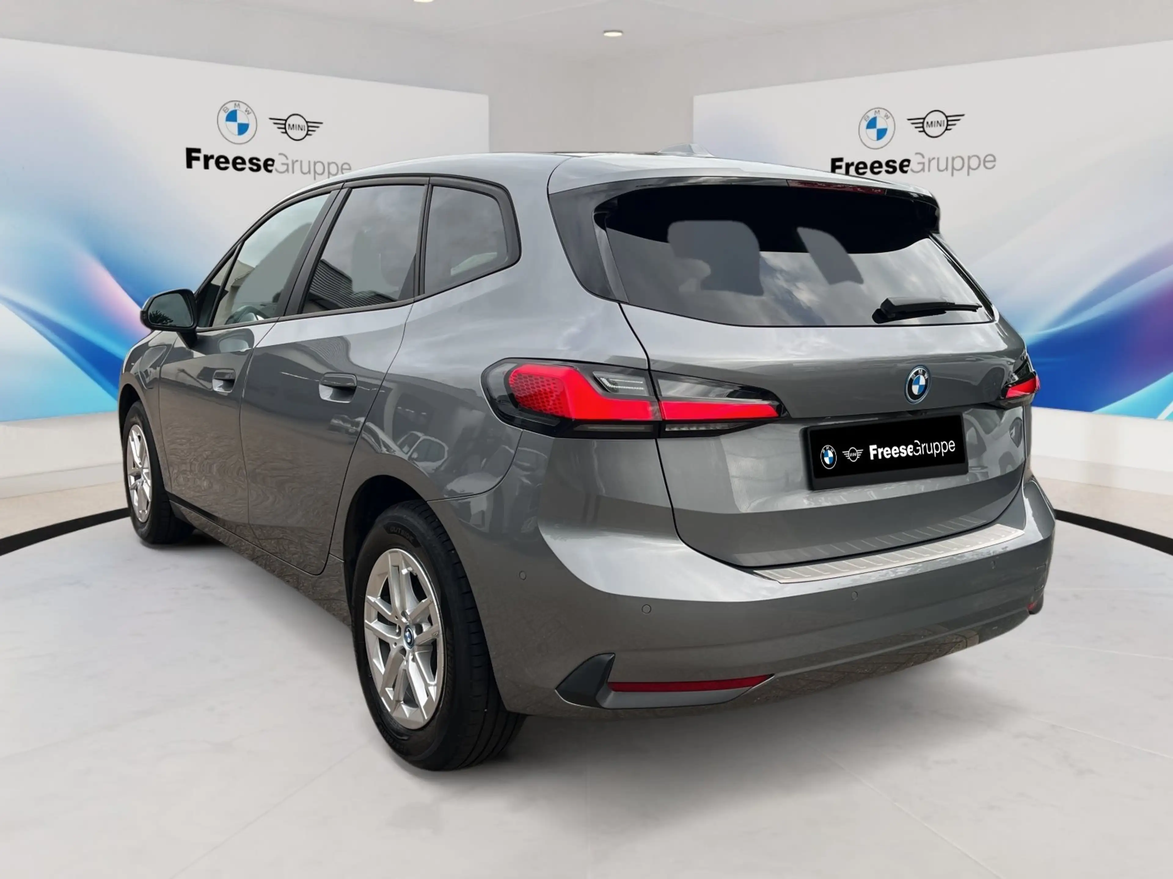 BMW 225 e xDrive — photo 4