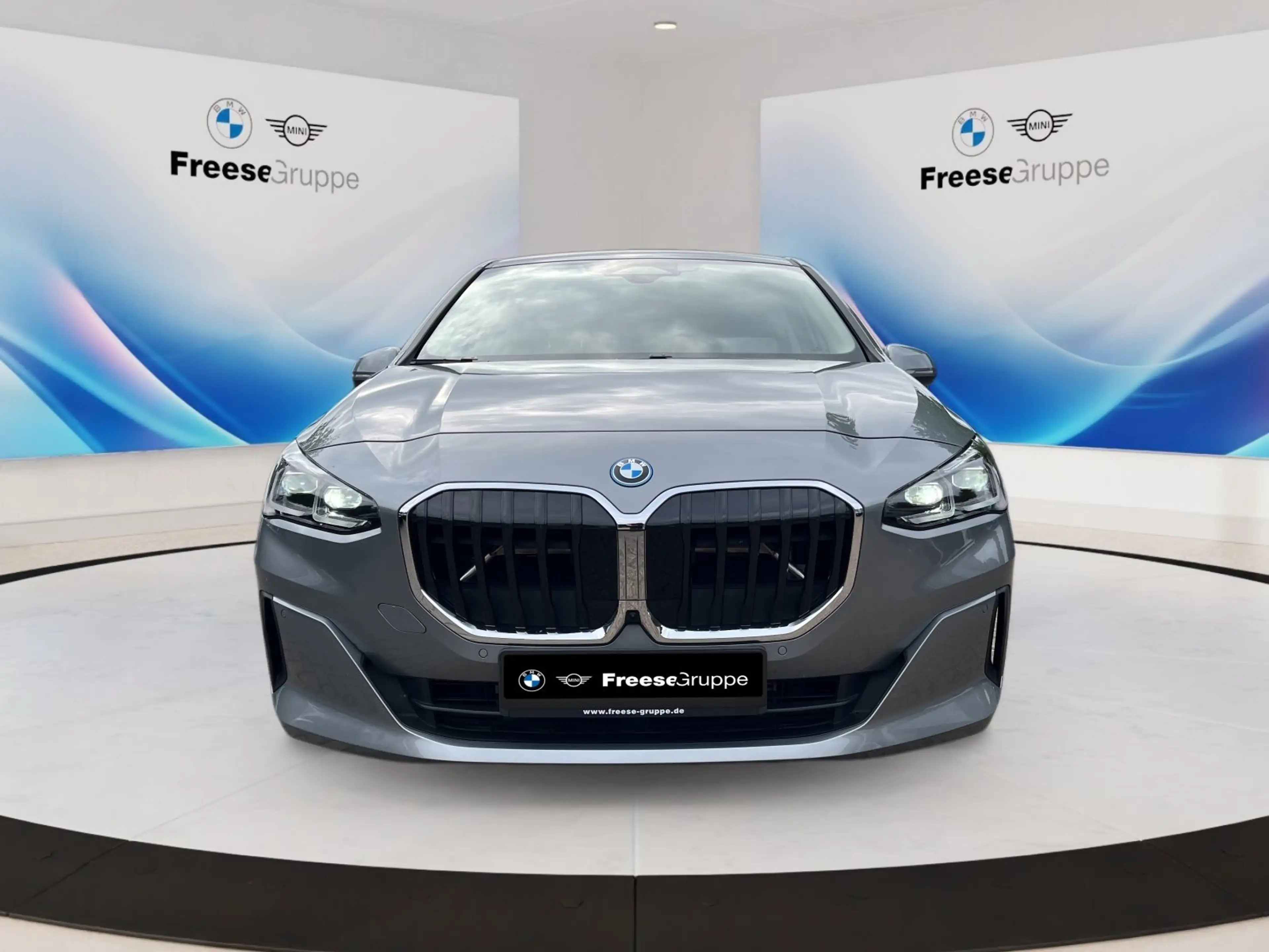 BMW 225 e xDrive — photo 2