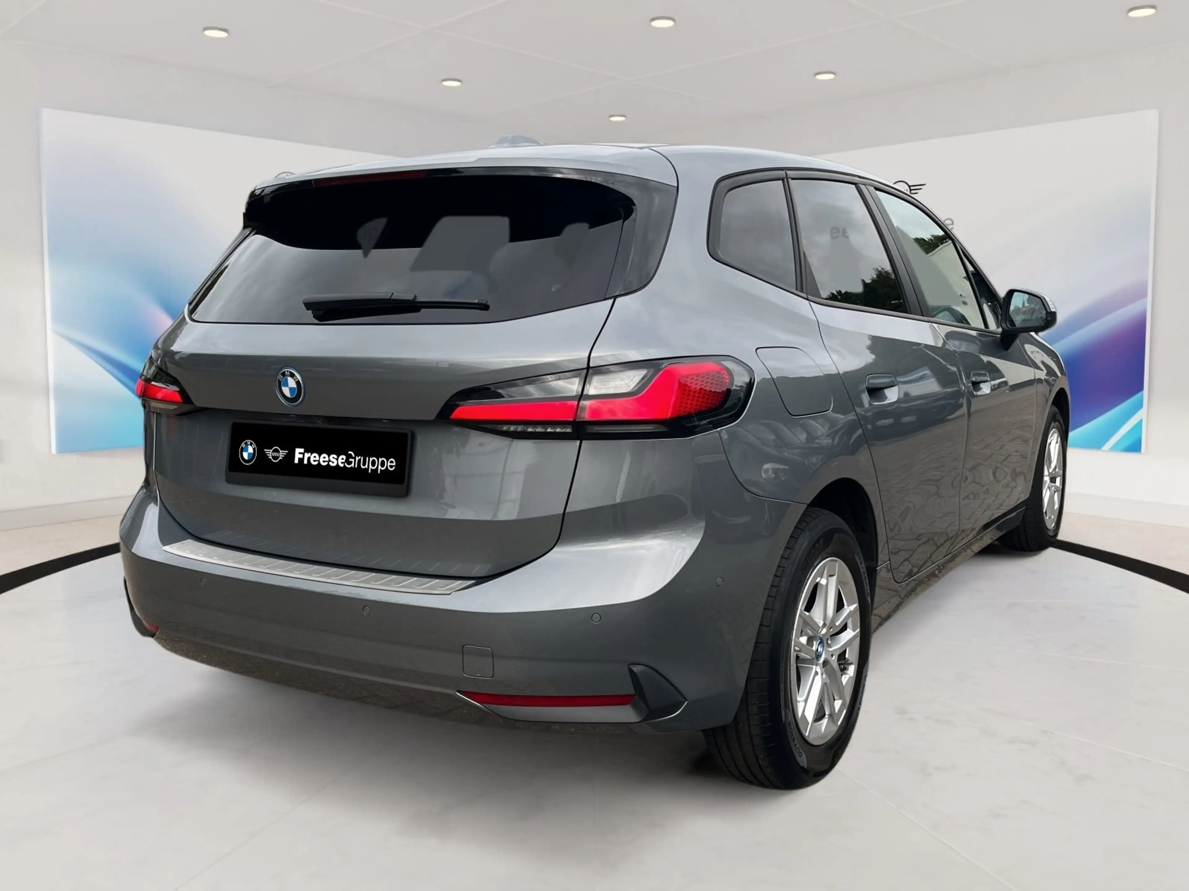 BMW 225 e xDrive — photo 6