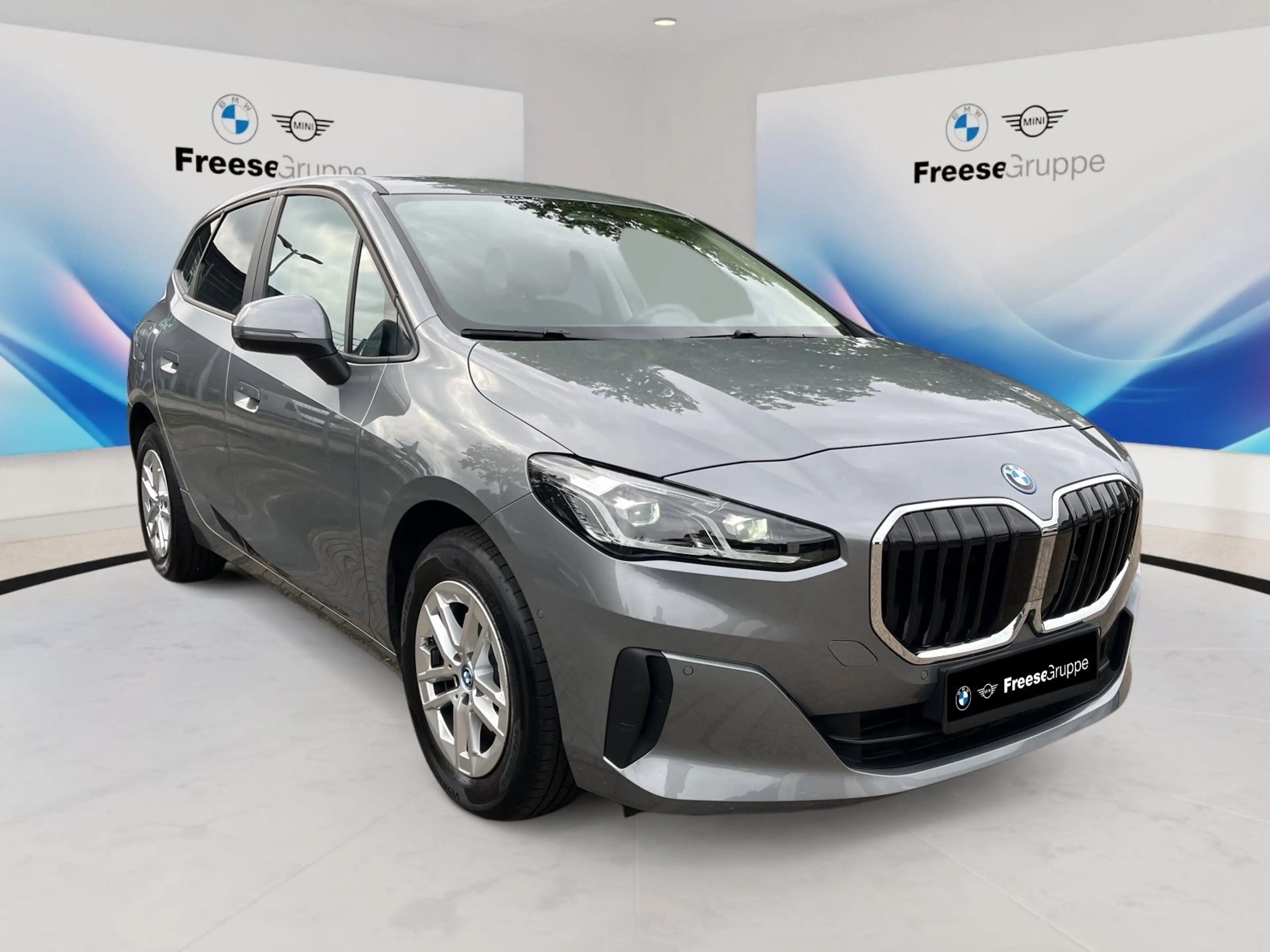 BMW 225 e xDrive — photo 8