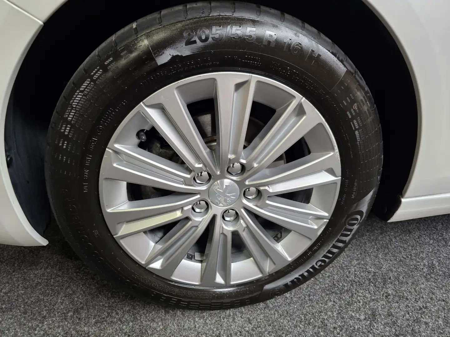 Peugeot 308 SW 1.5 BlueHDi Blue Lease Premium Pano Navi Clima Wit - 2