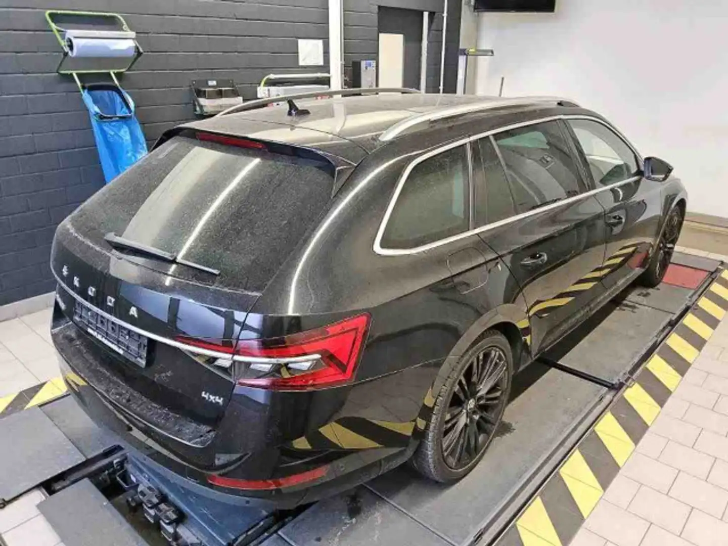 Skoda Superb Combi Premium Edition 4x4 2.0 TDI DSG AHK Schwarz - 2