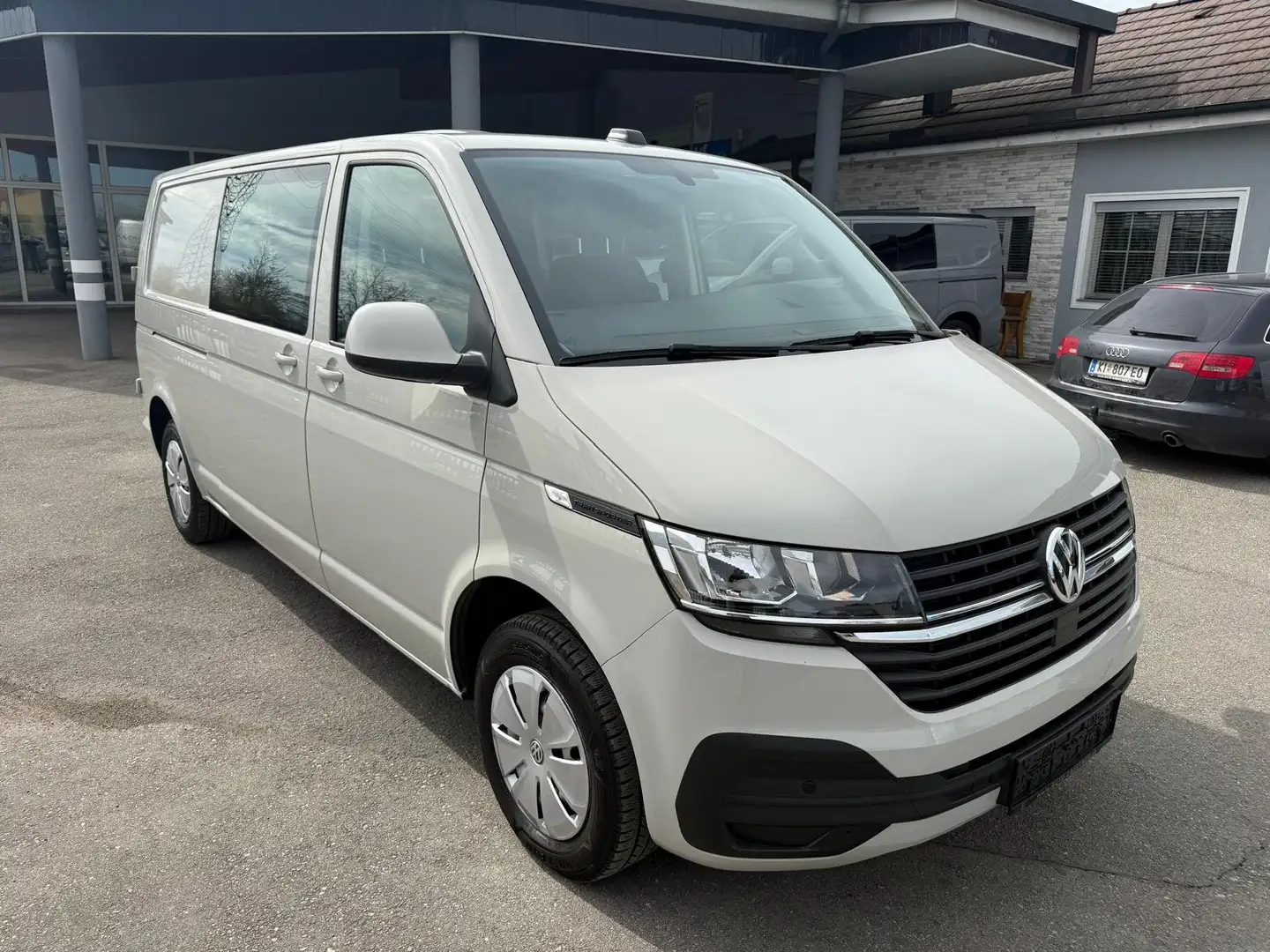 Volkswagen T6.1 Kombi lang DSG / Navi/ 6 Sitze / PDC / CarPlay/ Tempomat Grau - 2