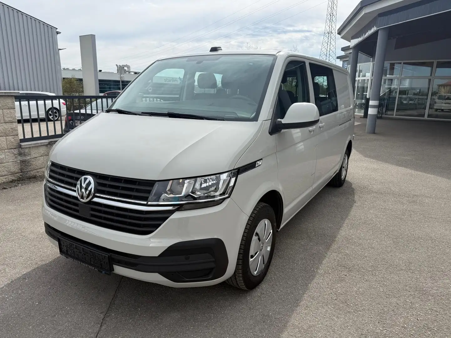 Volkswagen T6.1 Kombi lang DSG / Navi/ 6 Sitze / PDC / CarPlay/ Tempomat Grau - 1
