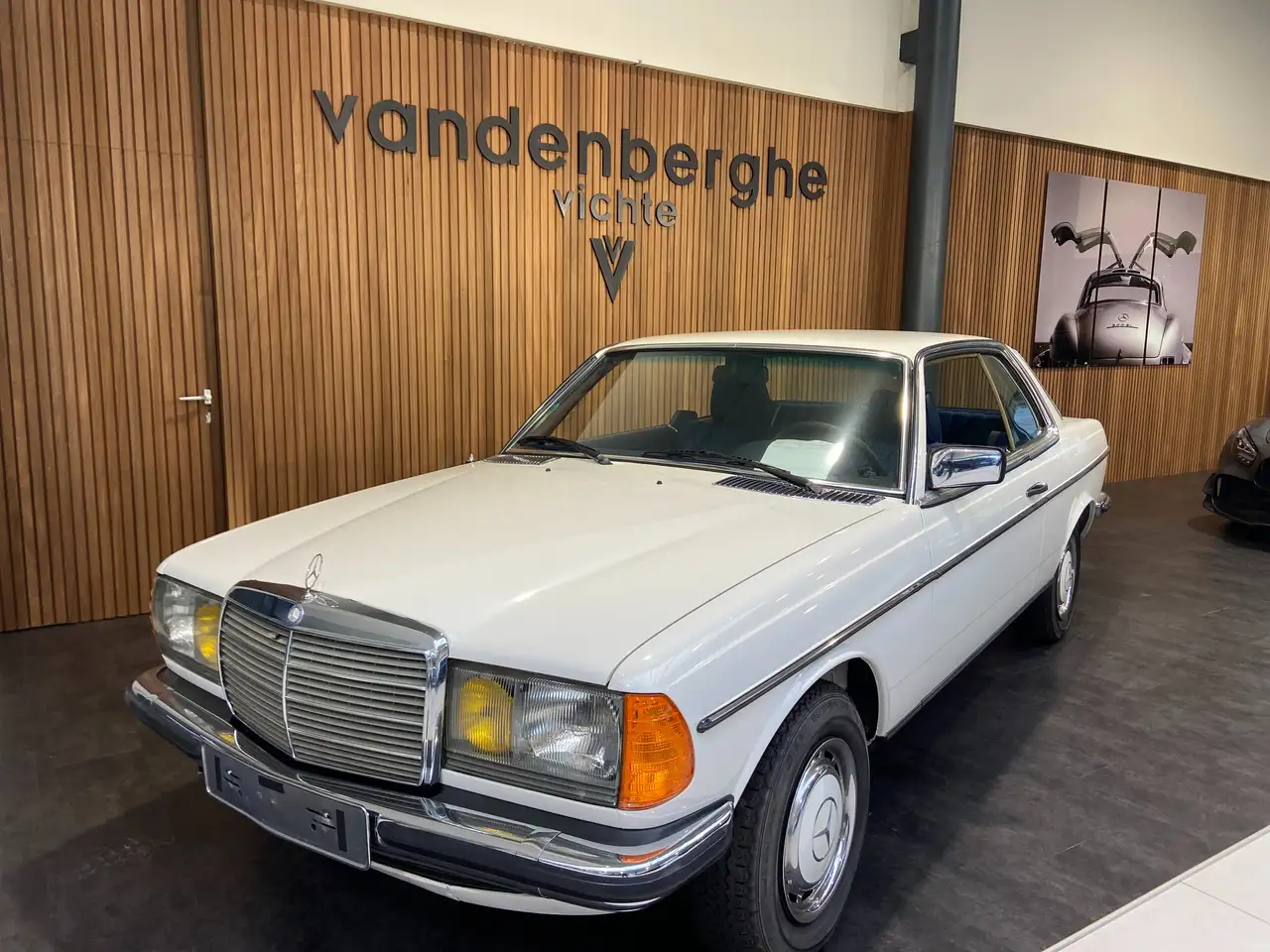 Mercedes-Benz 230 CE COUPE nieuwstaat eerste lak, foto 3
