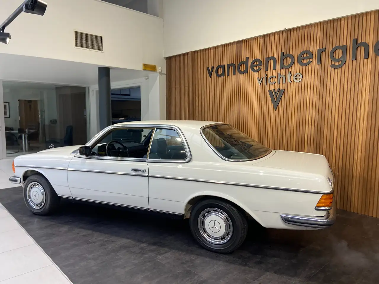 Mercedes-Benz 230 CE COUPE nieuwstaat eerste lak, foto 5