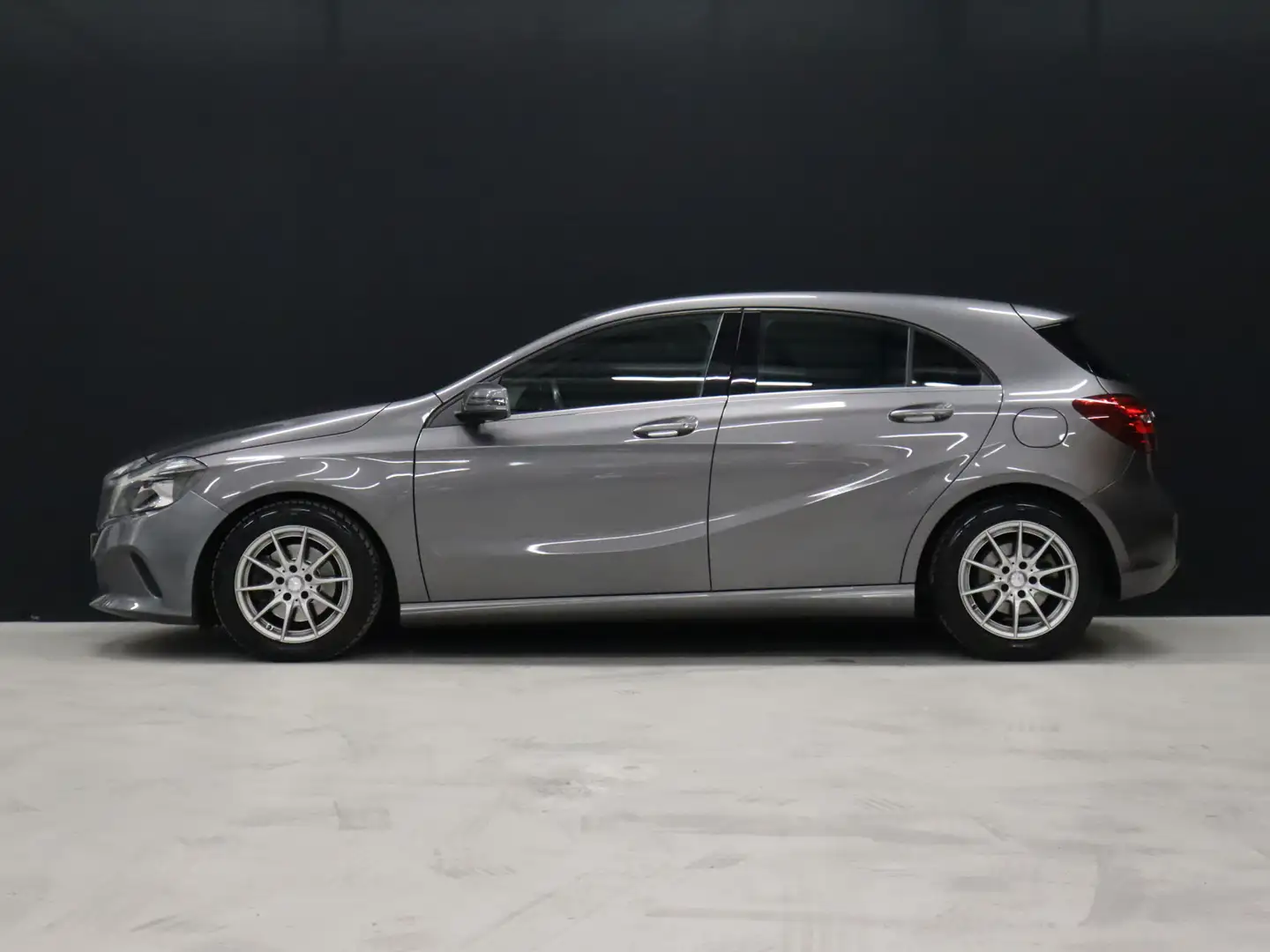 Mercedes-Benz A 180 Sport [CAMERA, NAVIGATIE, HALF LEDER, BLUETOOTH, C Grijs - 2