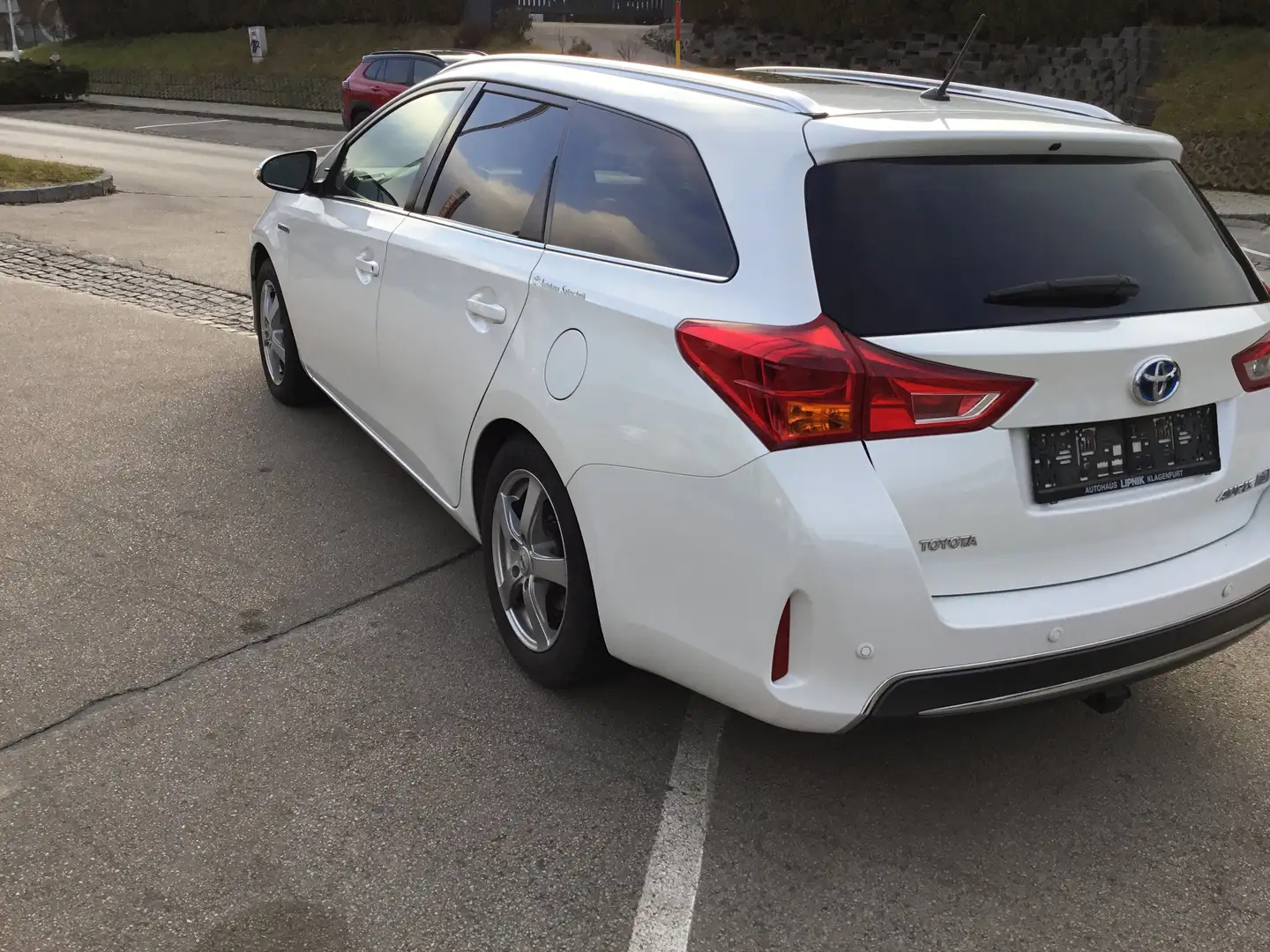 Toyota Auris Touring Sports 1,8 VVT-i HSD Lounge + Skyview Weiß - 2