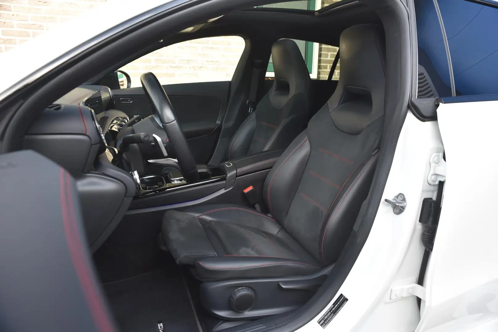 Mercedes-Benz CLA 250 Shooting Brake Premium Plus AMG Line - Trekhaak Wit - 2
