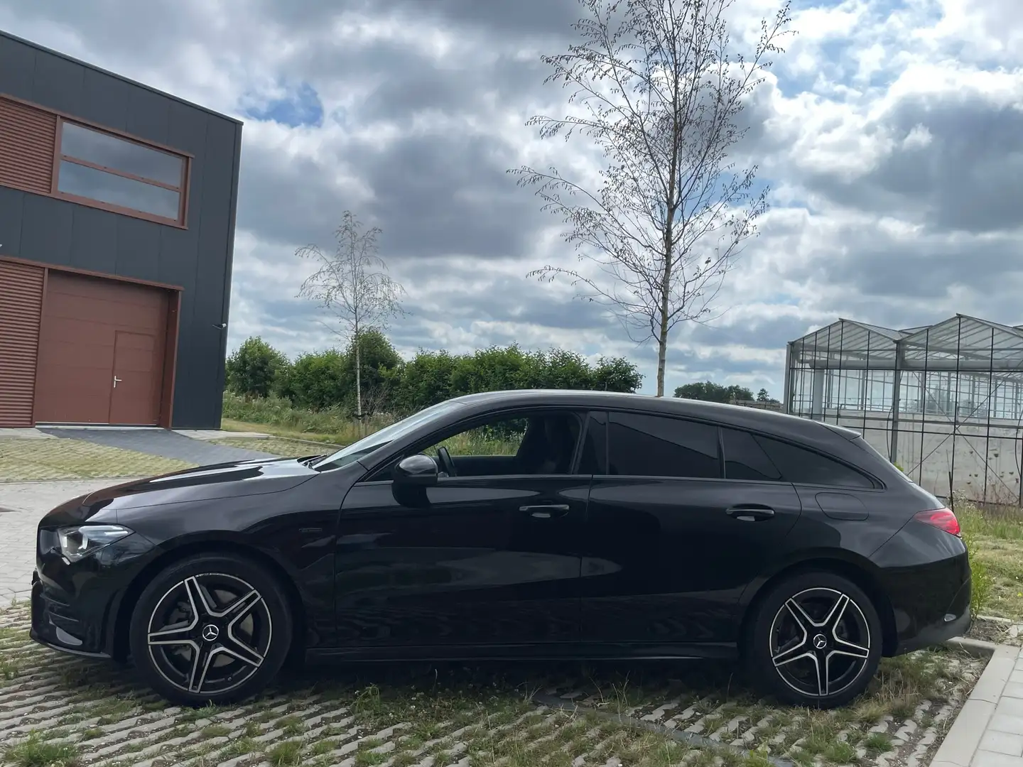 Mercedes-Benz CLA 250 Shooting Brake e Business Solution AMG Limited Noir - 2