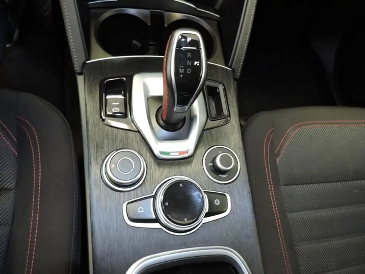 Alfa Romeo Stelvio 2021 — фото 12