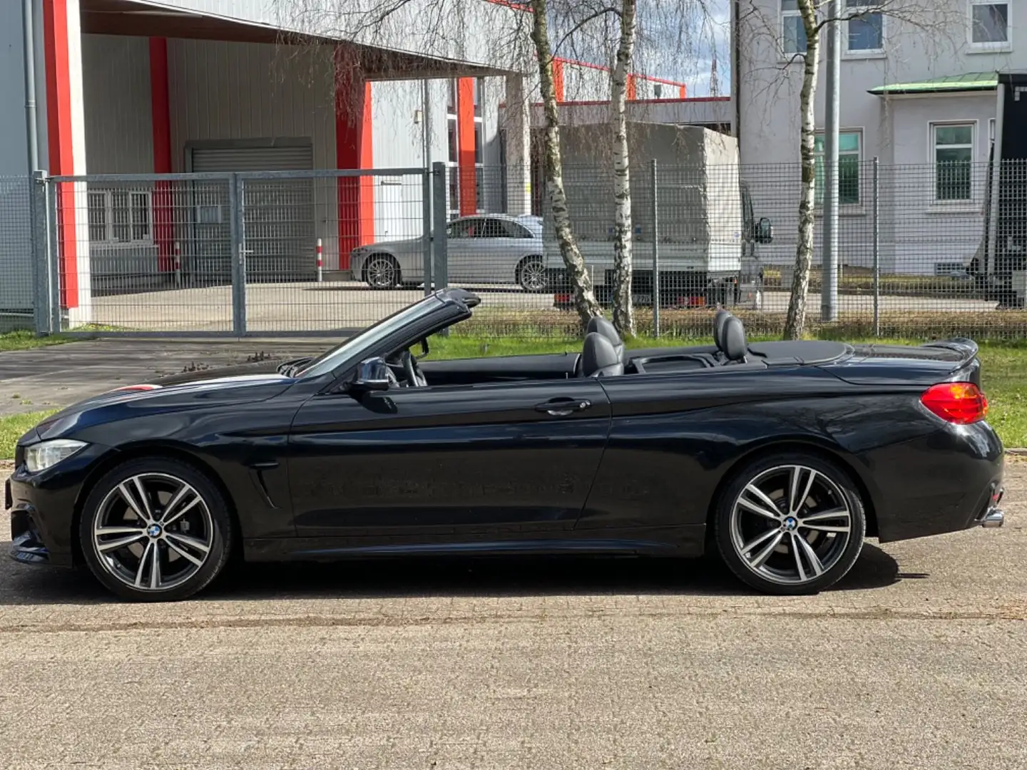 BMW 428 Baureihe Cabrio 428 i xDrive*M-PAKET*HUD*SHZ Černá - 2