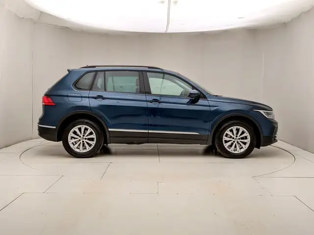 Volkswagen Tiguan view 3