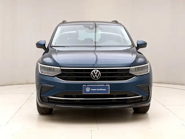 Volkswagen Tiguan view 2
