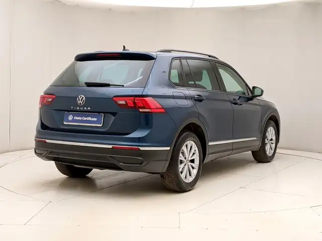 Volkswagen Tiguan view 4
