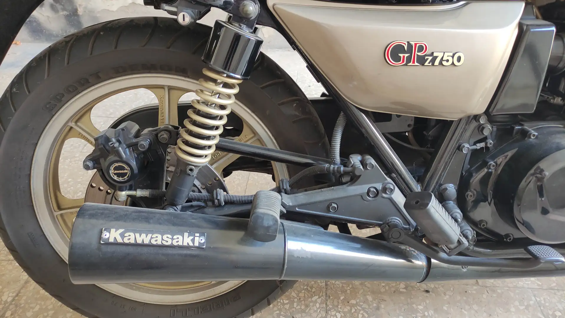Kawasaki GPZ 750 Auriu - 2