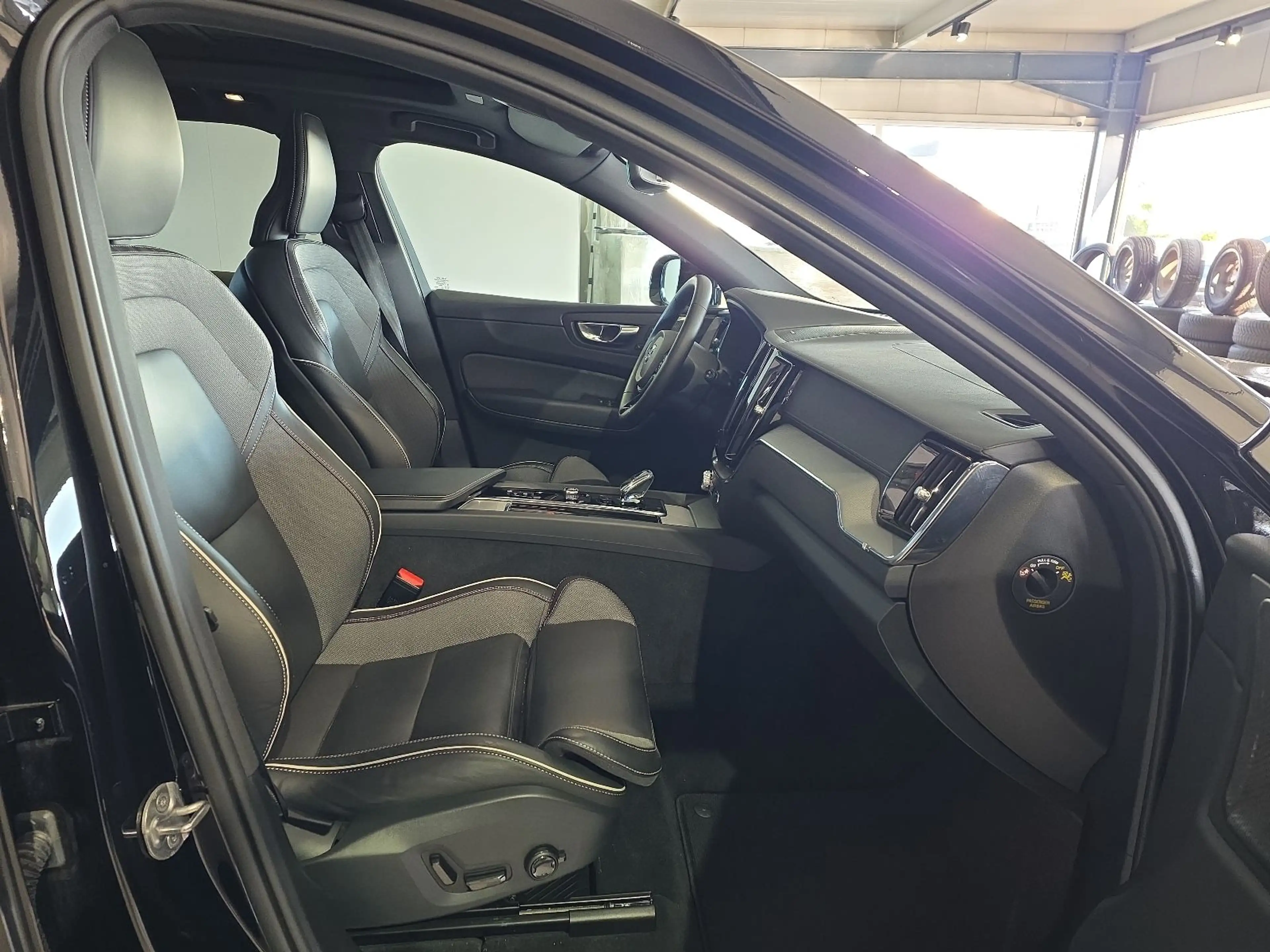Volvo XC60 B5 Ultra Dark AWD ACC BLIS FourC AHK HeadUp — photo 11