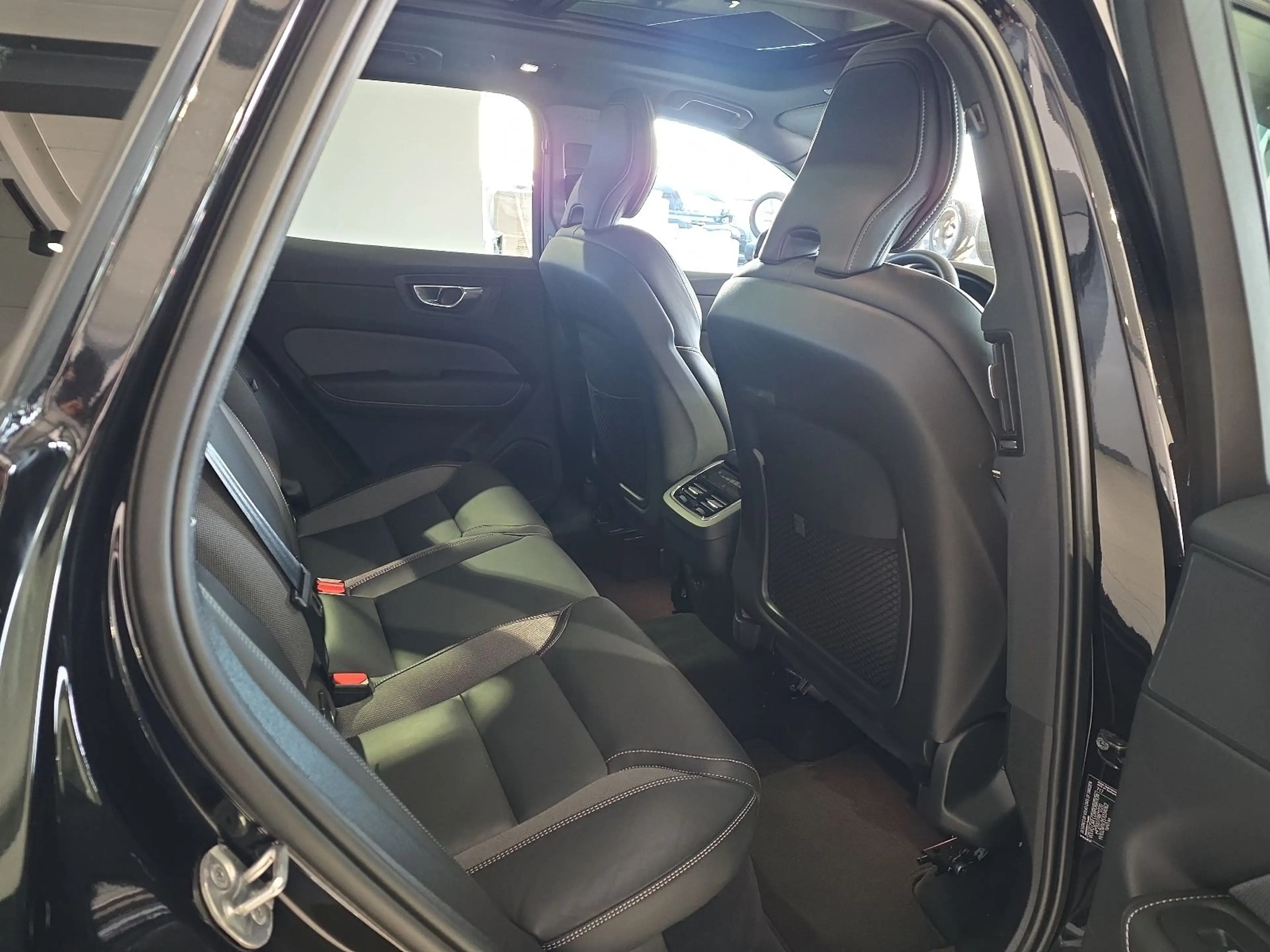 Volvo XC60 B5 Ultra Dark AWD ACC BLIS FourC AHK HeadUp — photo 13