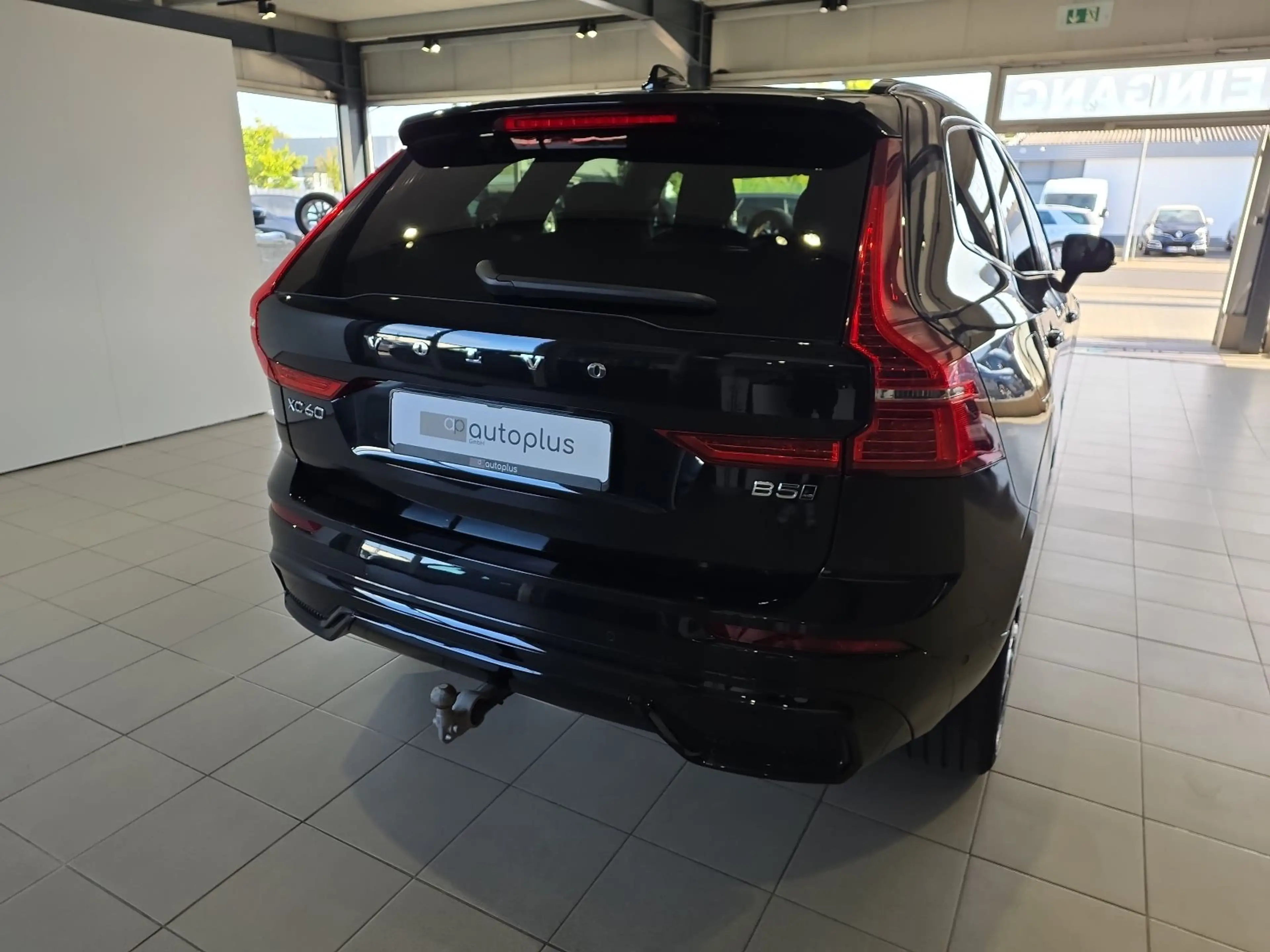 Volvo XC60 B5 Ultra Dark AWD ACC BLIS FourC AHK HeadUp — photo 7