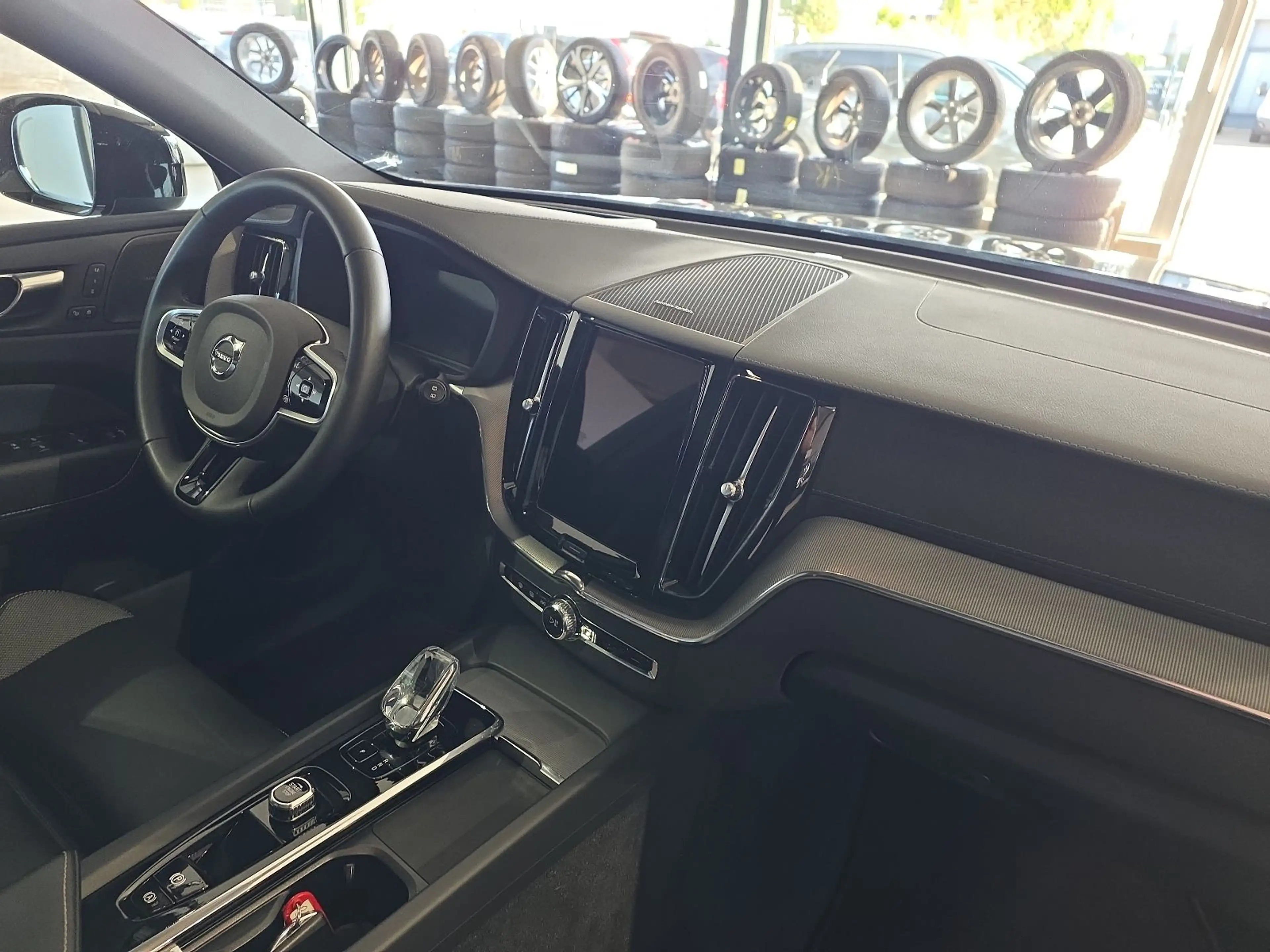 Volvo XC60 B5 Ultra Dark AWD ACC BLIS FourC AHK HeadUp — photo 12