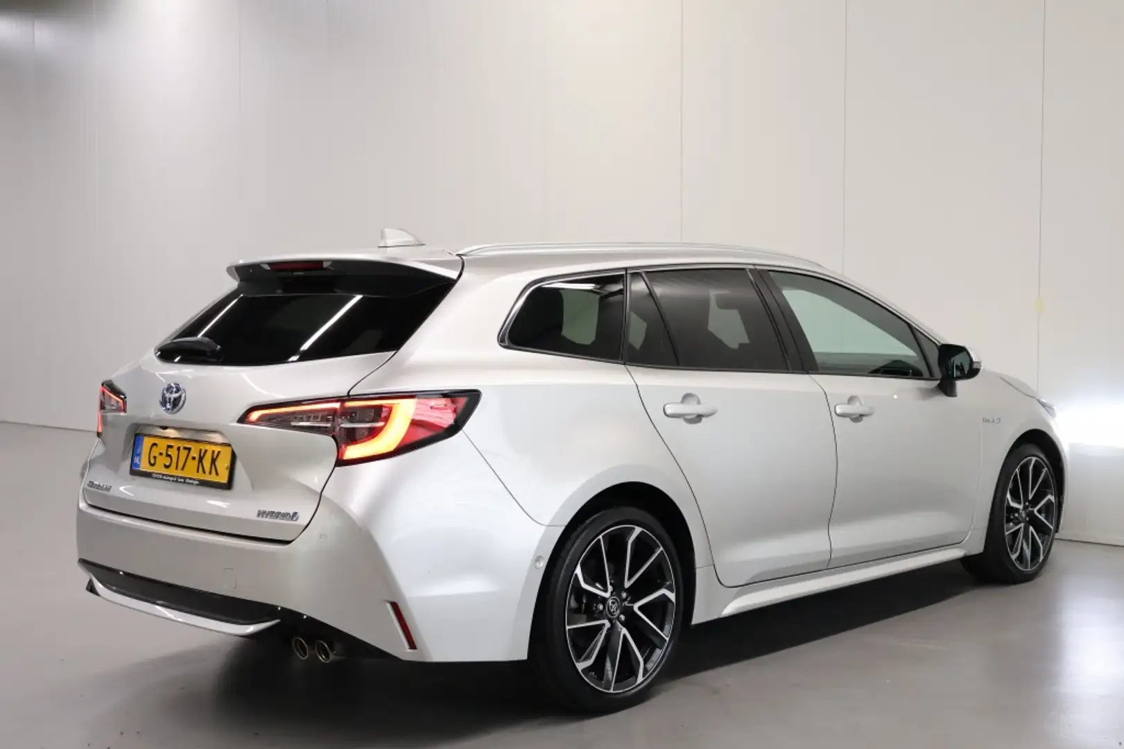 Toyota Corolla Touring Sports 2.0 Hybrid Executive JBL Zilver - 2