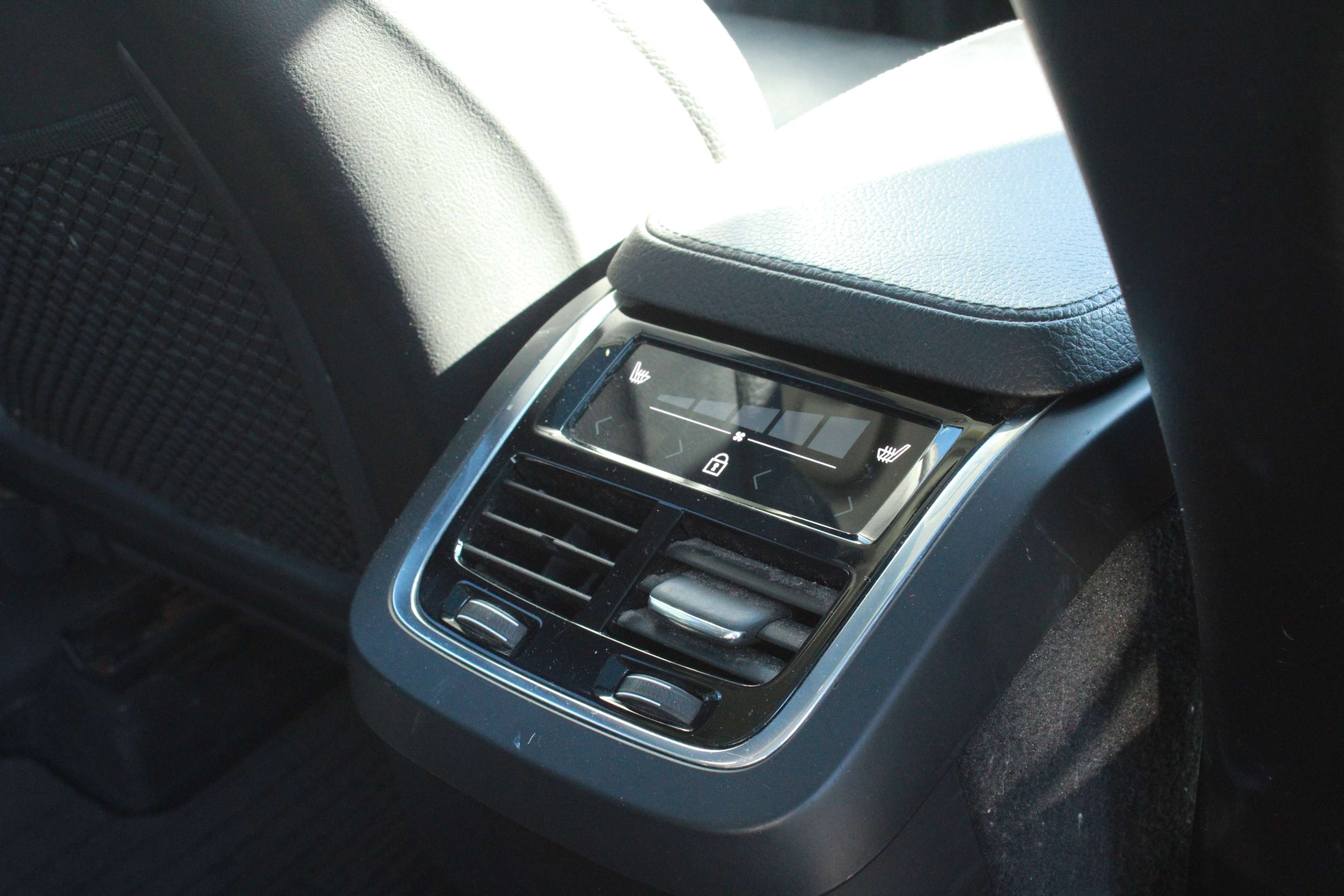 2018 Volvo XC90 T6 AWD Momentum, NAVIGATION, MAGS, CUIR, A/C thumb 41