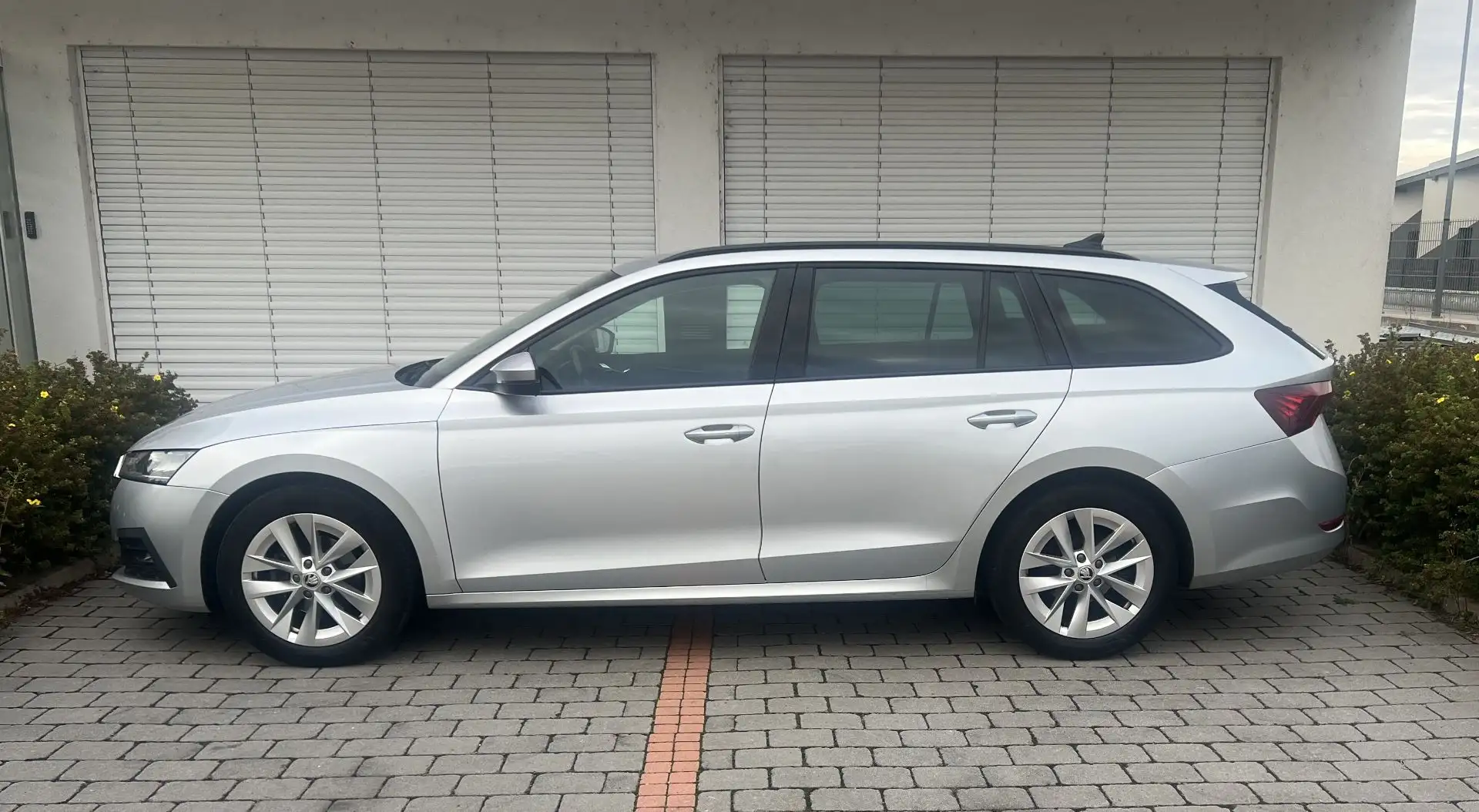 Skoda Octavia Combi 2,0 TDI Ambition DSG Silber - 2