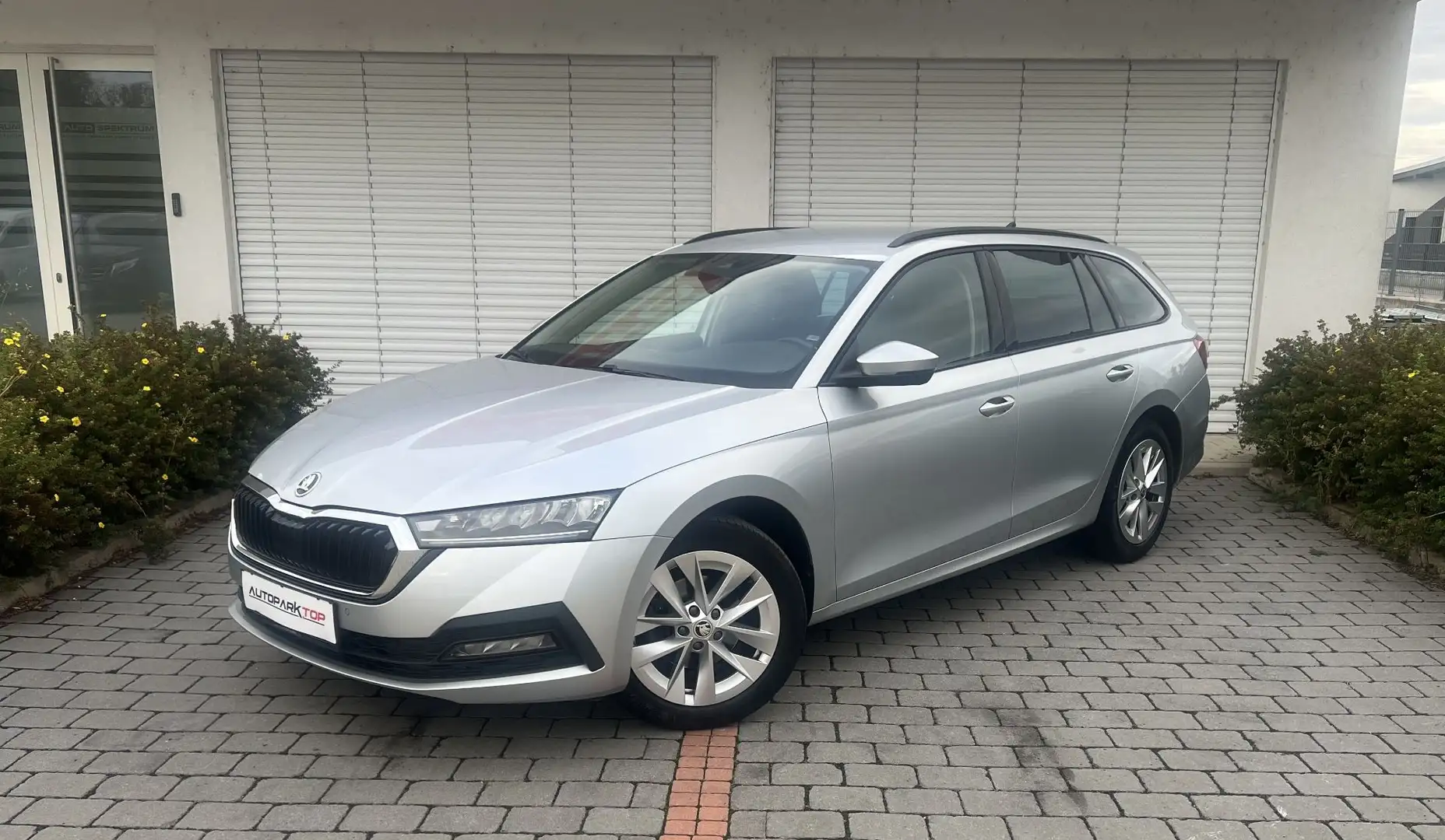 Skoda Octavia Combi 2,0 TDI Ambition DSG Silber - 1