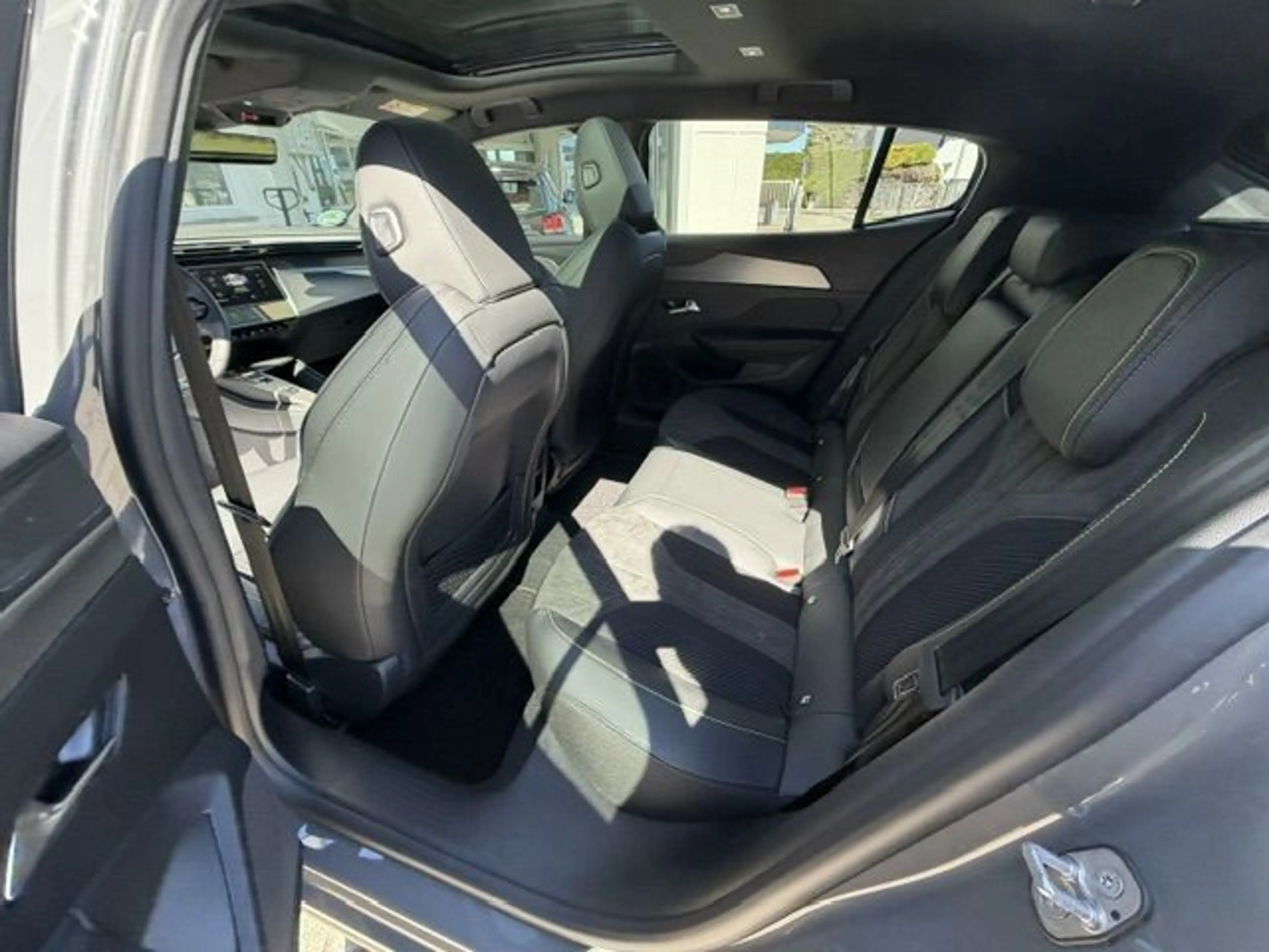 Peugeot 408 HYBRID 145 e-DSC6 GT (F) — photo 11