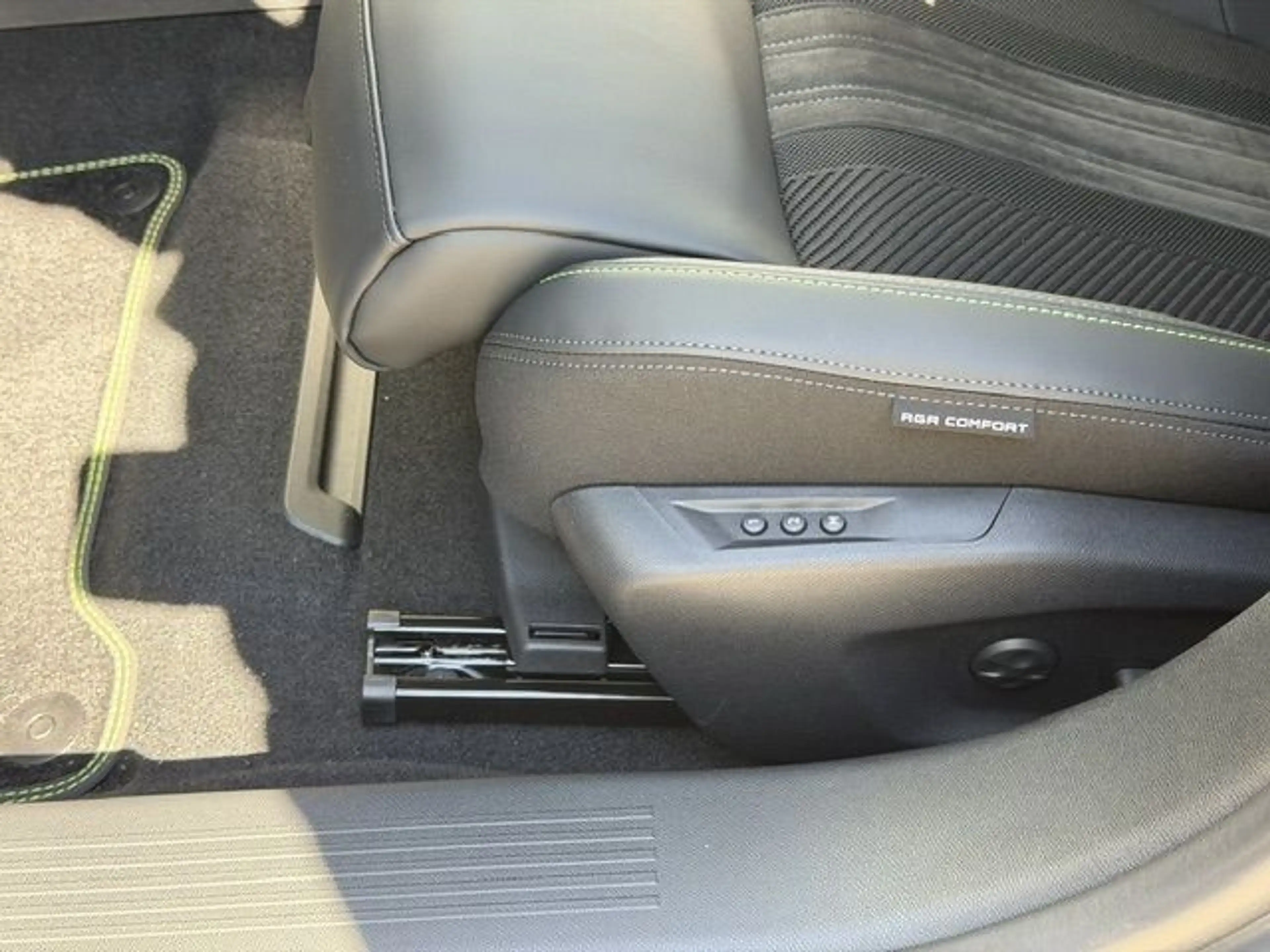 Peugeot 408 HYBRID 145 e-DSC6 GT (F) — photo 12
