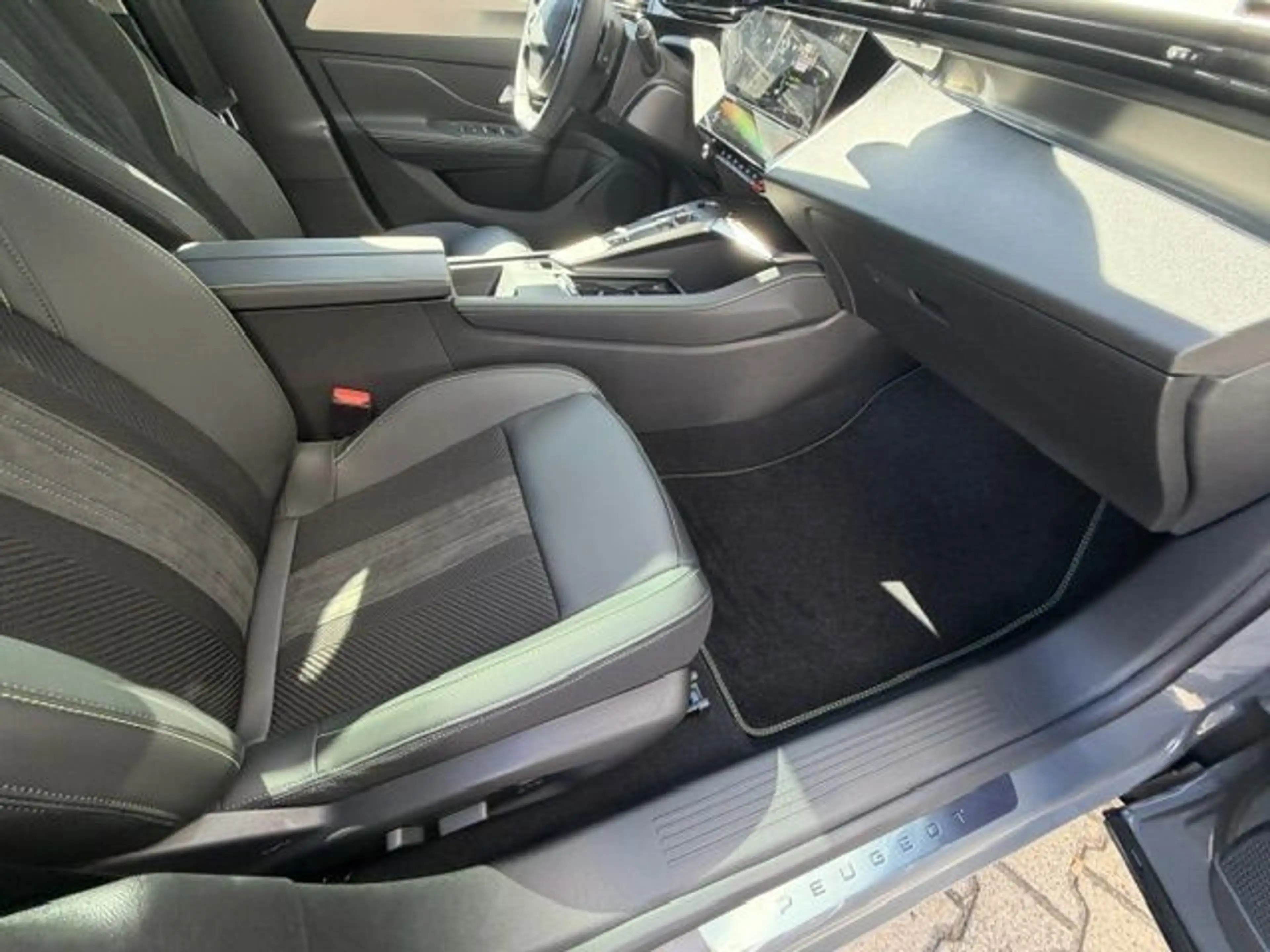 Peugeot 408 HYBRID 145 e-DSC6 GT (F) — photo 8