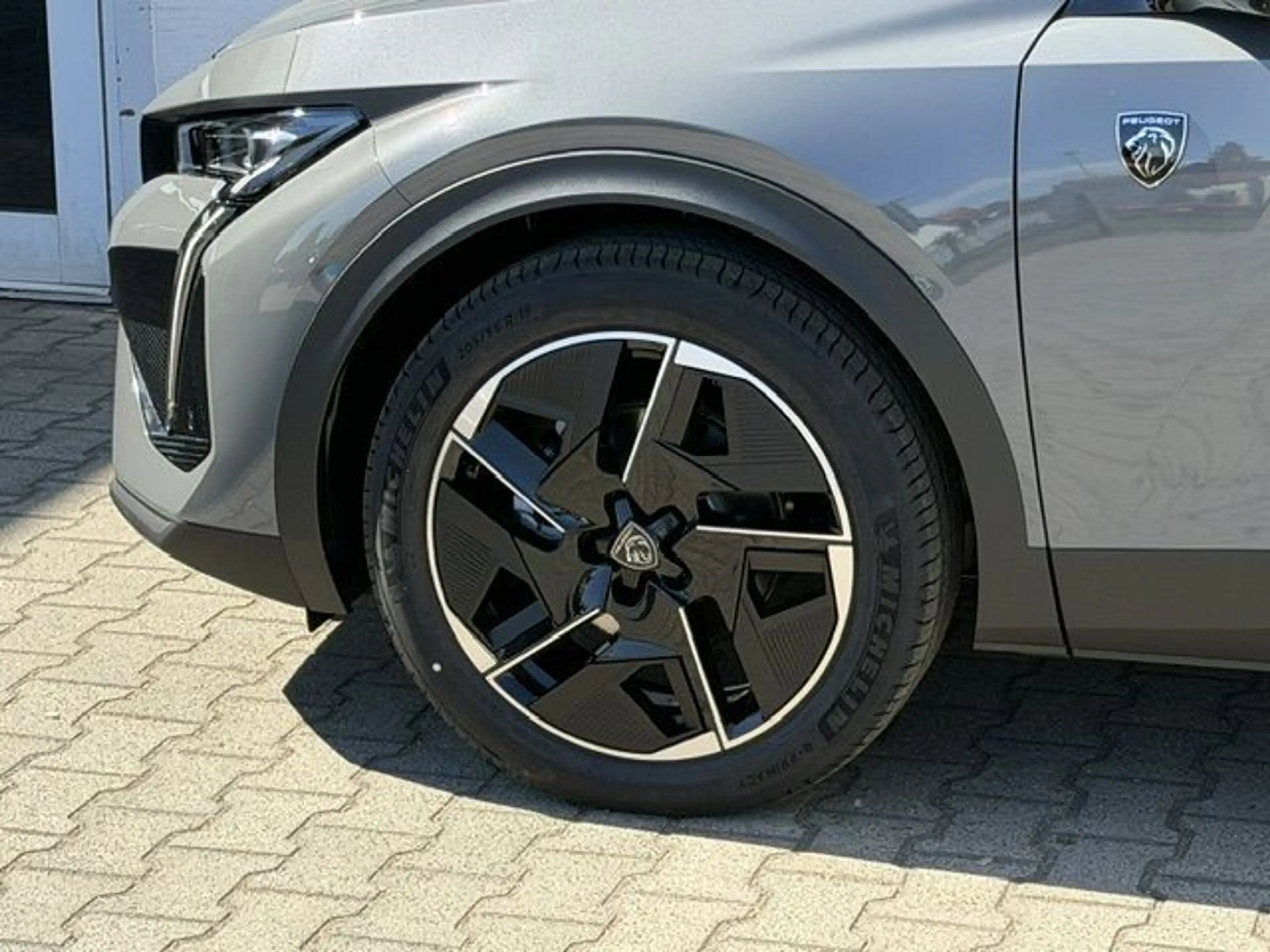 Peugeot 408 HYBRID 145 e-DSC6 GT (F) — photo 15