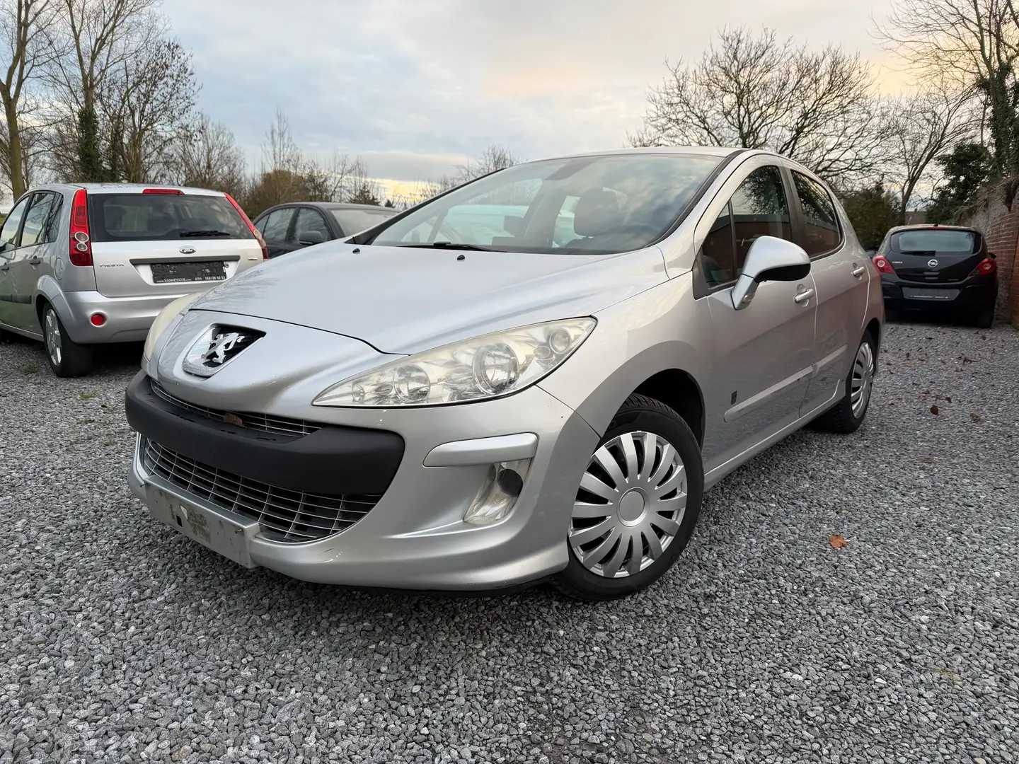 Peugeot 308 308 1.6 HDi Black / CUIR / GPS / AIRCO / EXPORT srebrna - 1