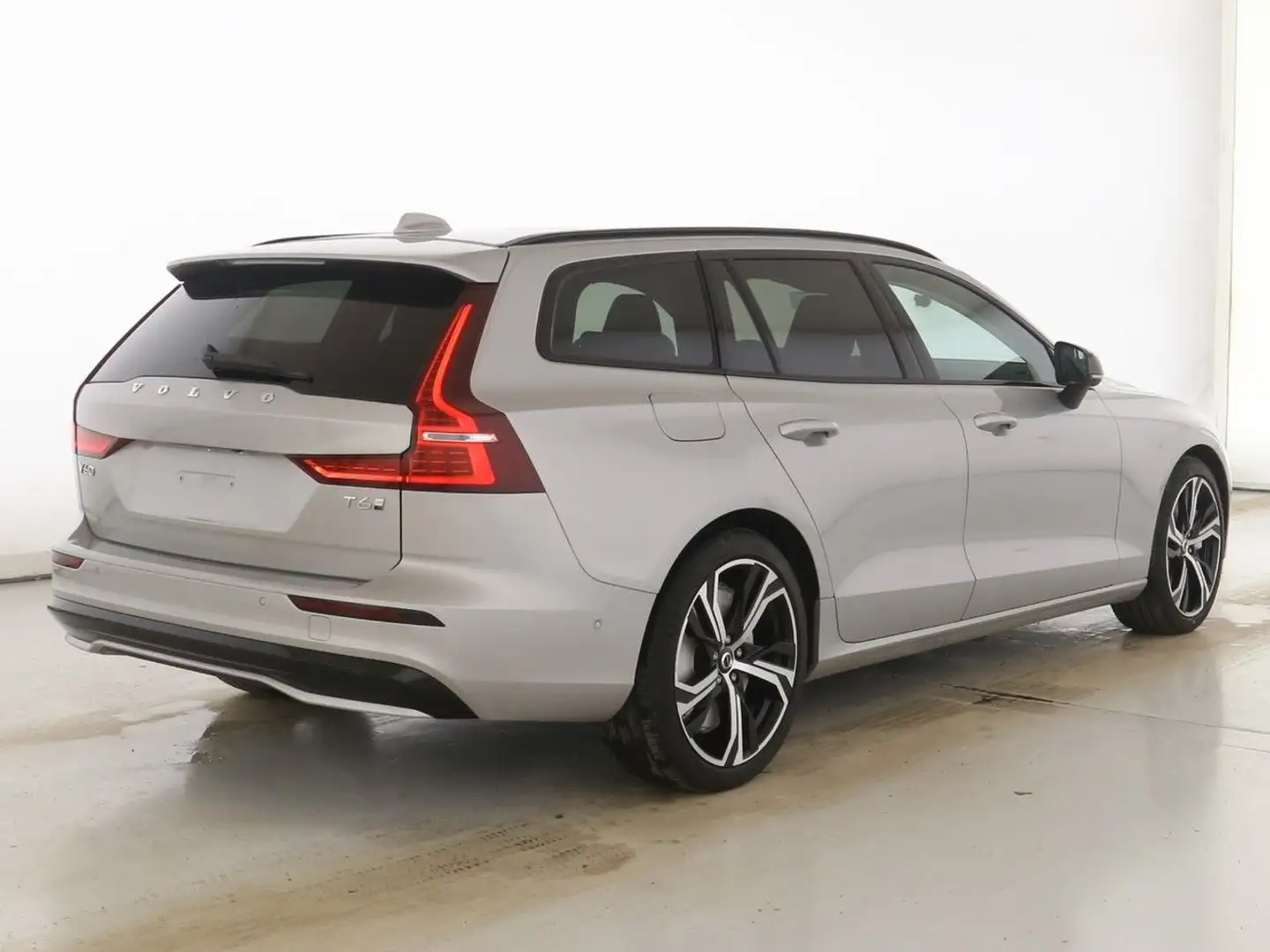 Volvo V60 T6 Plus Dark Recharge Plug-In Hybrid AWD Zilver - 2