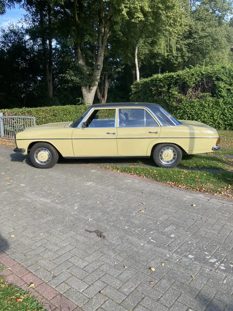 Mercedes-Benz 200 Oldtimer 200D /8 W115 Gelb - 2