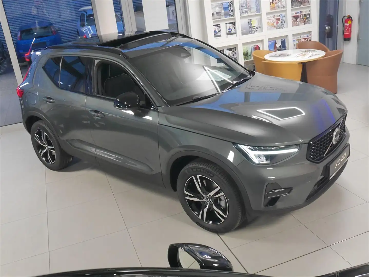 Volvo XC40 B3 Plus Dark Vert - 2
