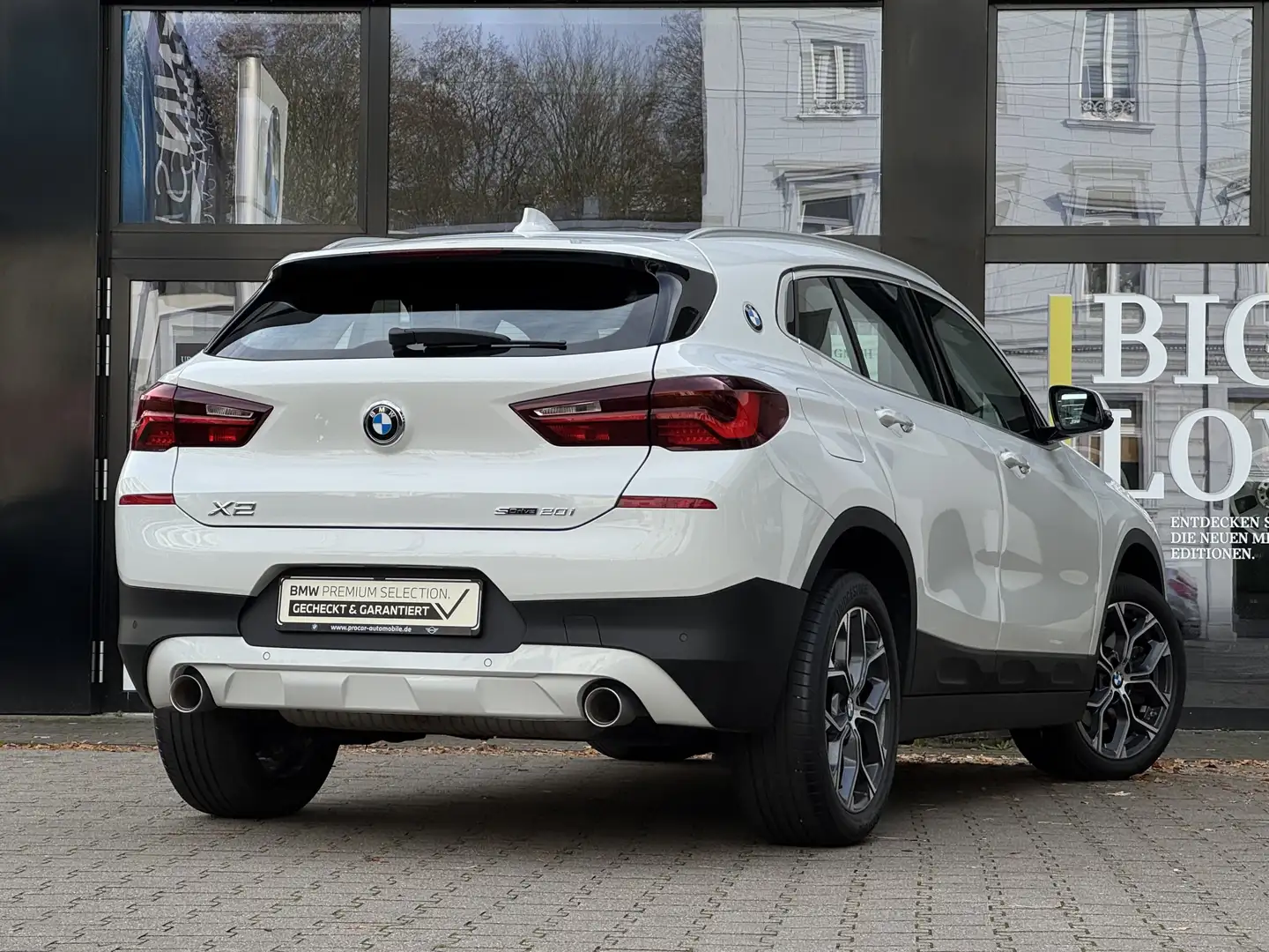 BMW X2 sDrive20i LED Aut. Pano Navi PA PDC Shz DAB Weiß - 2