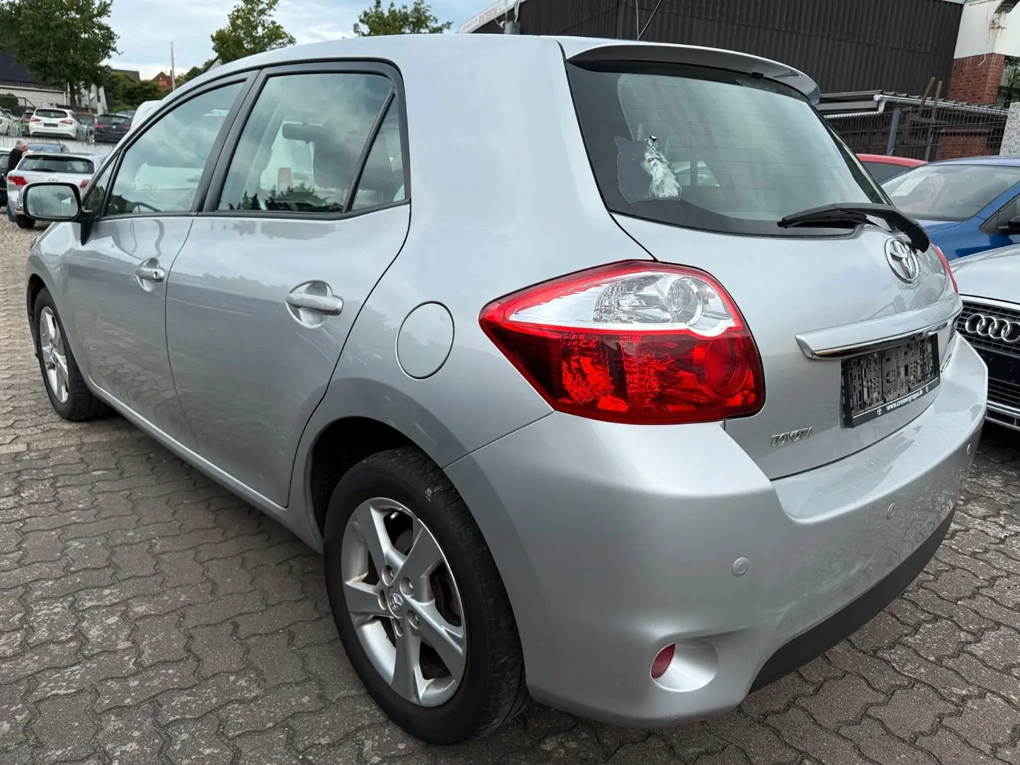 Toyota Auris 1,33-l-Dual-VVT-i Klimaautomatik,6-Gang,PD Silber - 2
