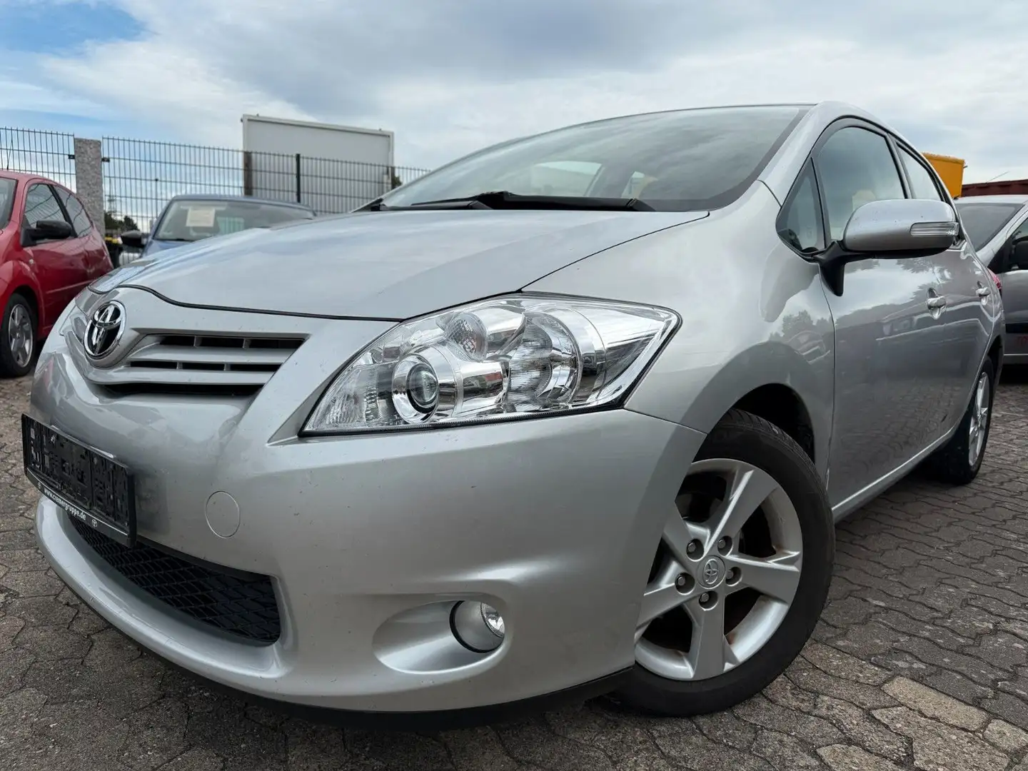 Toyota Auris 1,33-l-Dual-VVT-i Klimaautomatik,6-Gang,PD Silber - 1