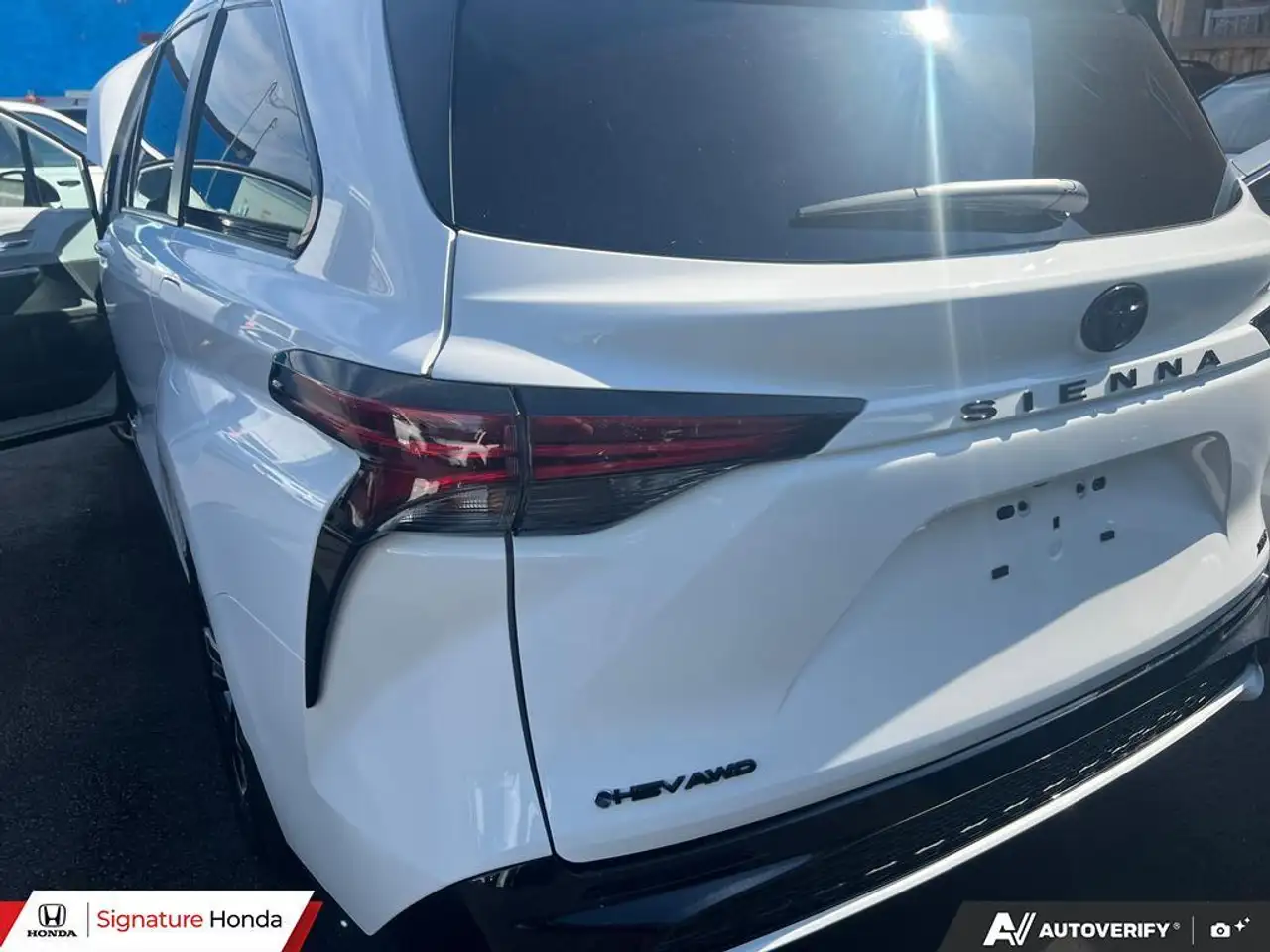 Toyota Sienna снимка Toyota Sienna