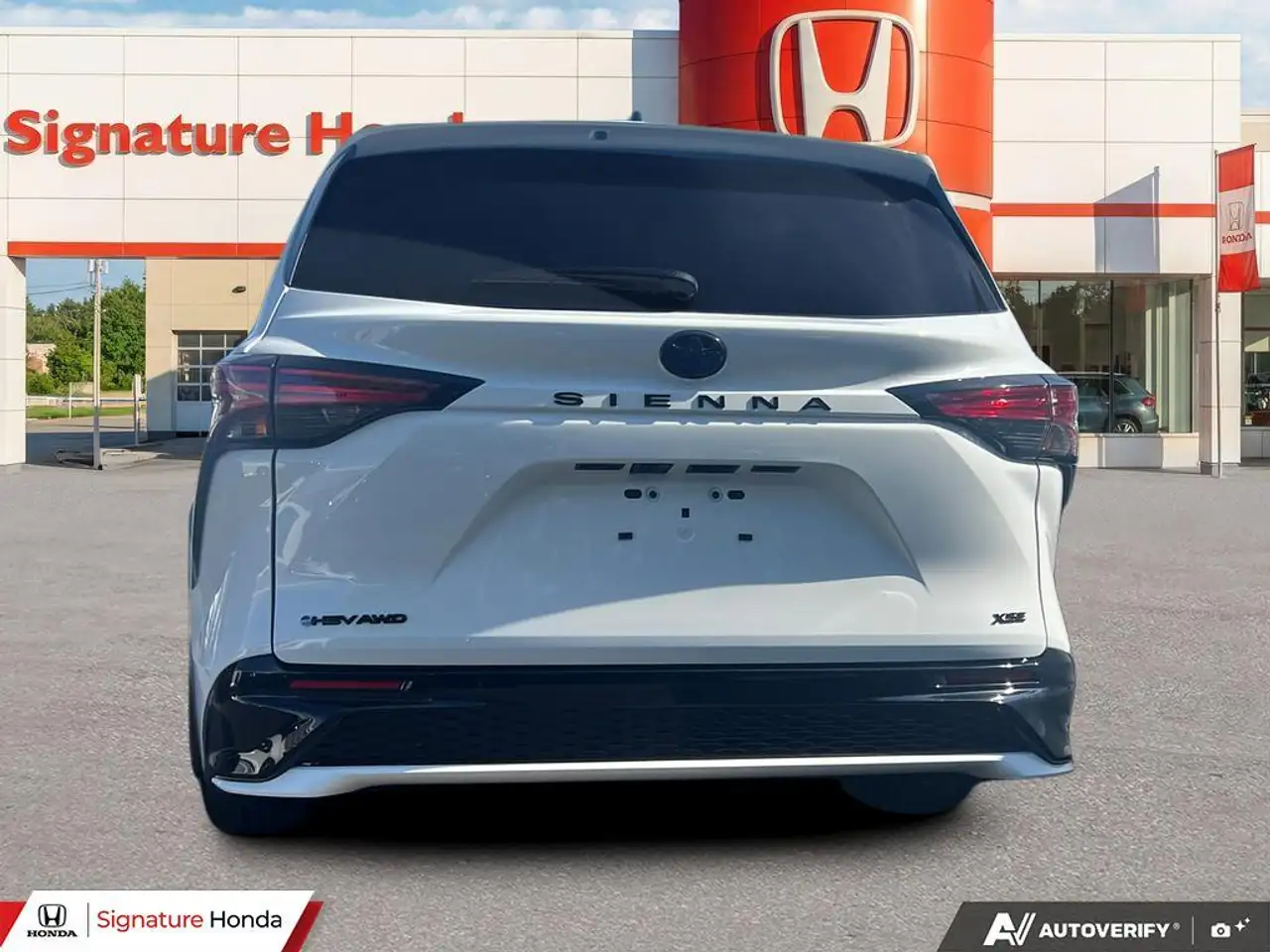 Toyota Sienna снимка Toyota Sienna