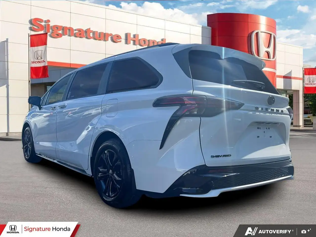 Toyota Sienna снимка Toyota Sienna
