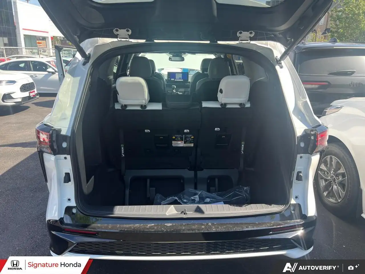 Toyota Sienna снимка Toyota Sienna
